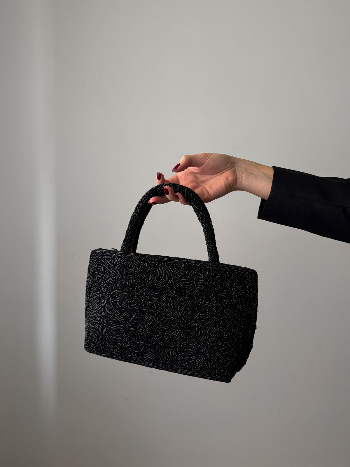 Borsa nera ricamata con perline