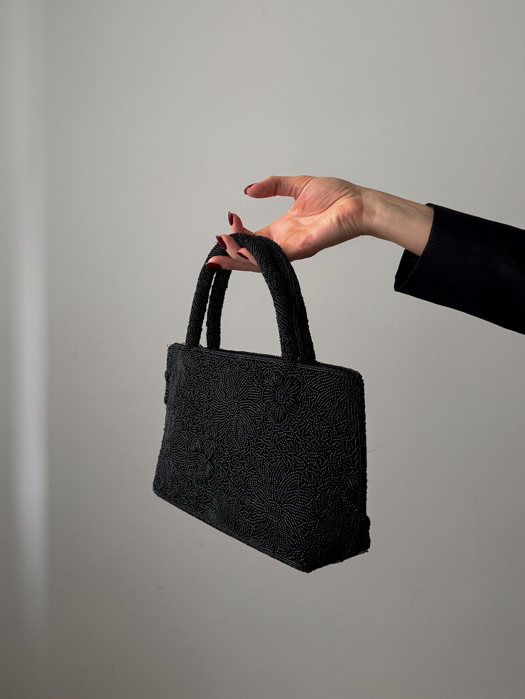 Borsa nera ricamata con perline