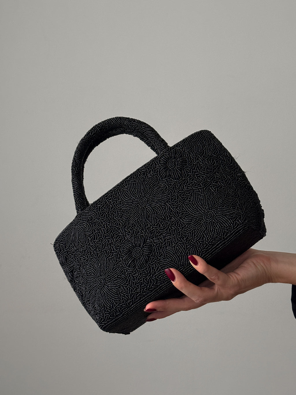 Borsa nera ricamata con perline