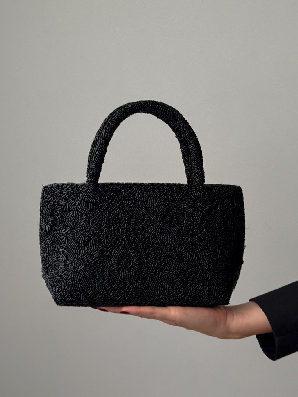 Borsa nera ricamata con perline