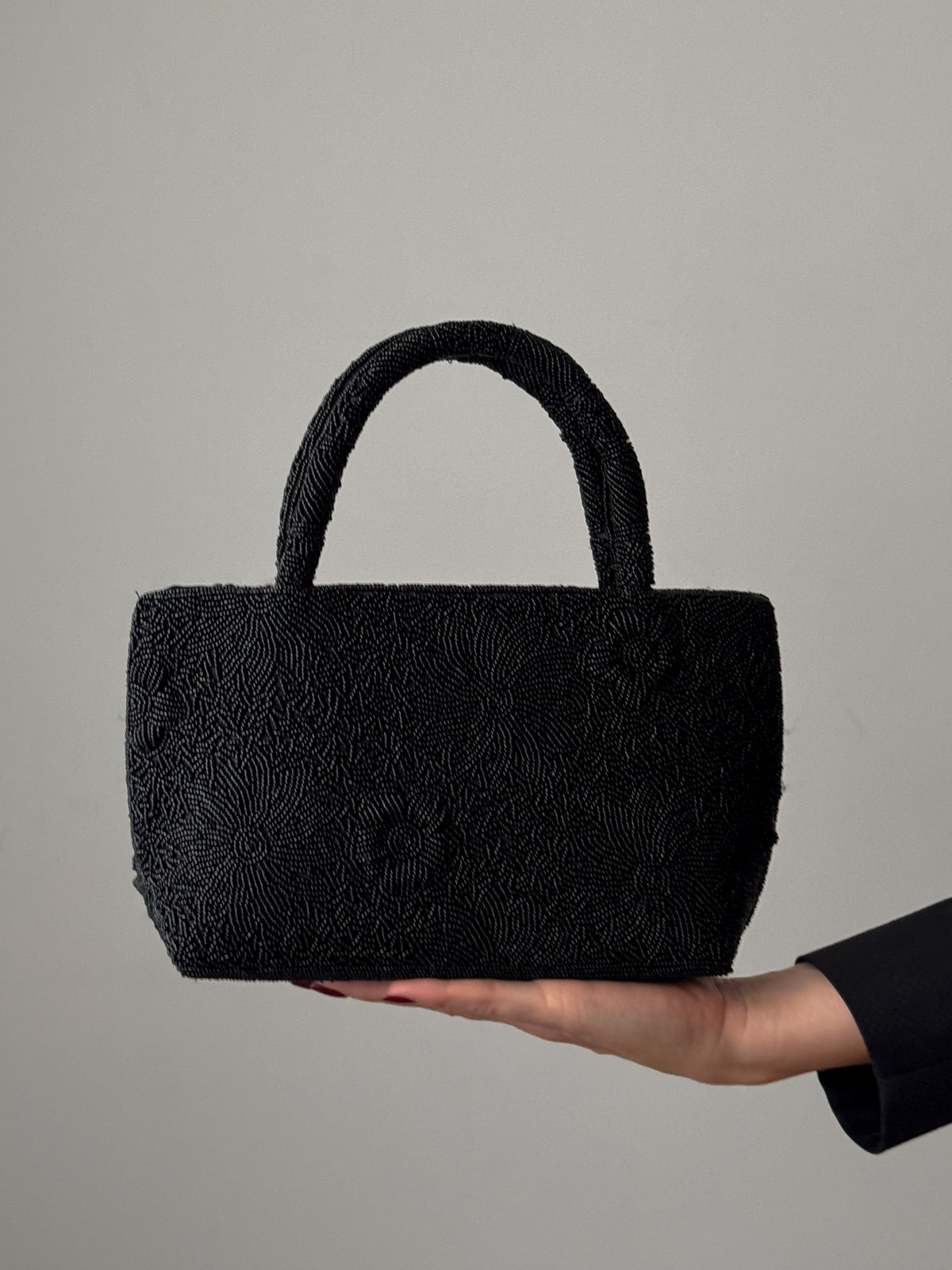 Borsa nera ricamata con perline