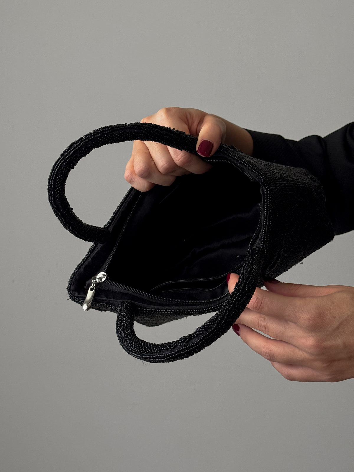 Borsa nera ricamata con perline