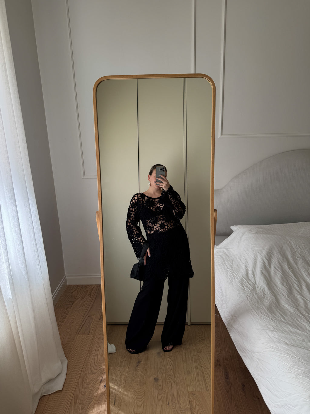 Maglia crochet nera lavorata a mano