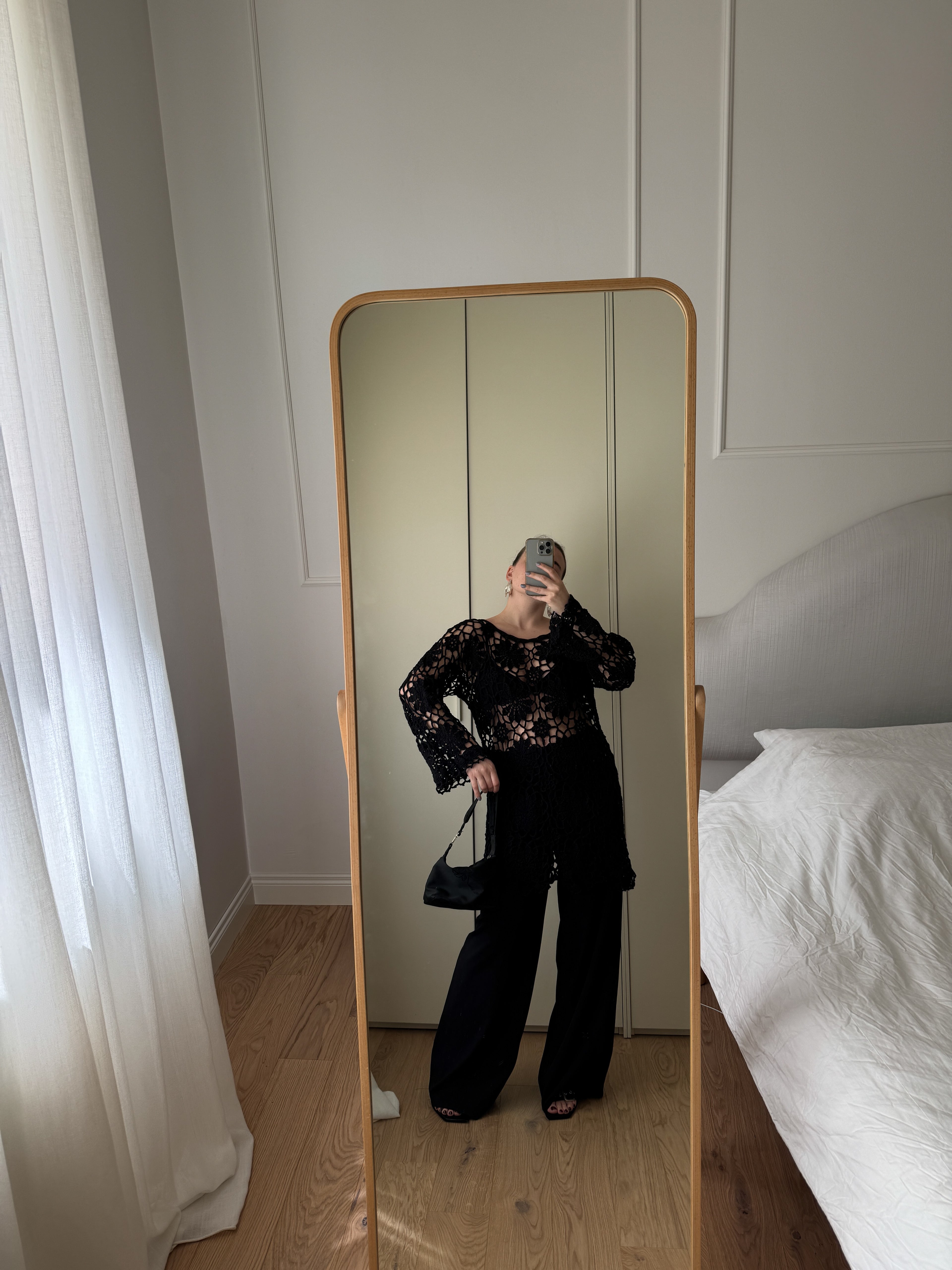 Maglia crochet nera lavorata a mano