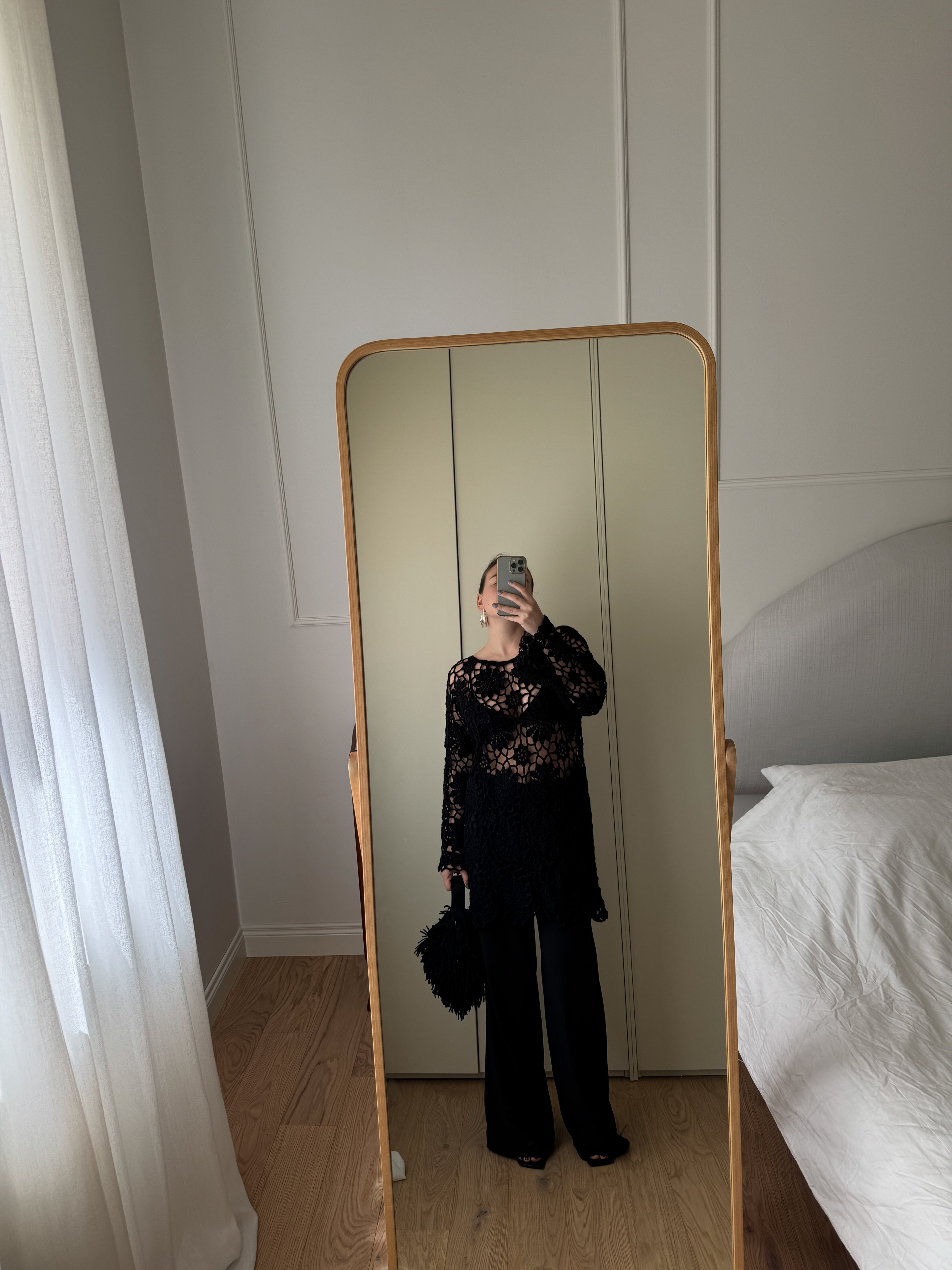 Maglia crochet nera lavorata a mano