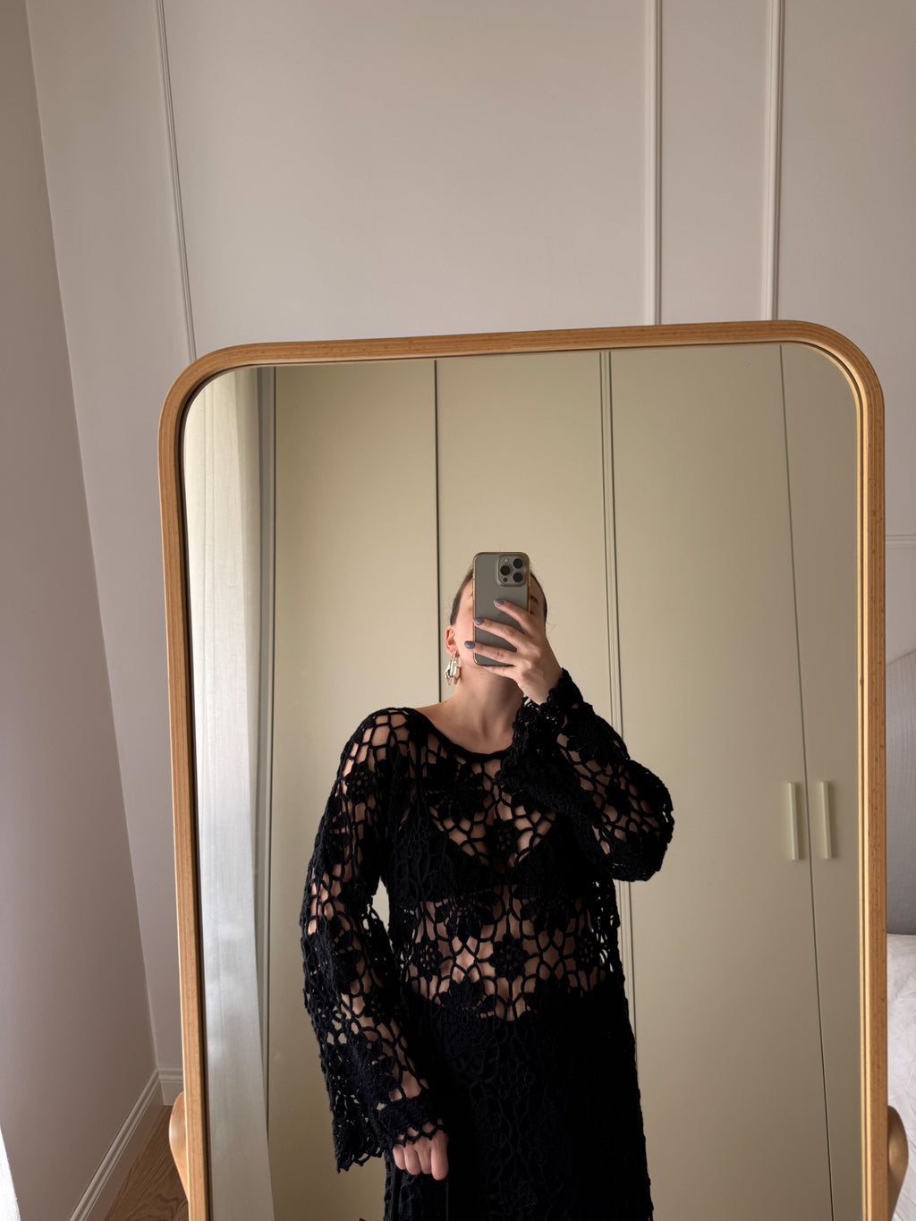 Maglia crochet nera lavorata a mano