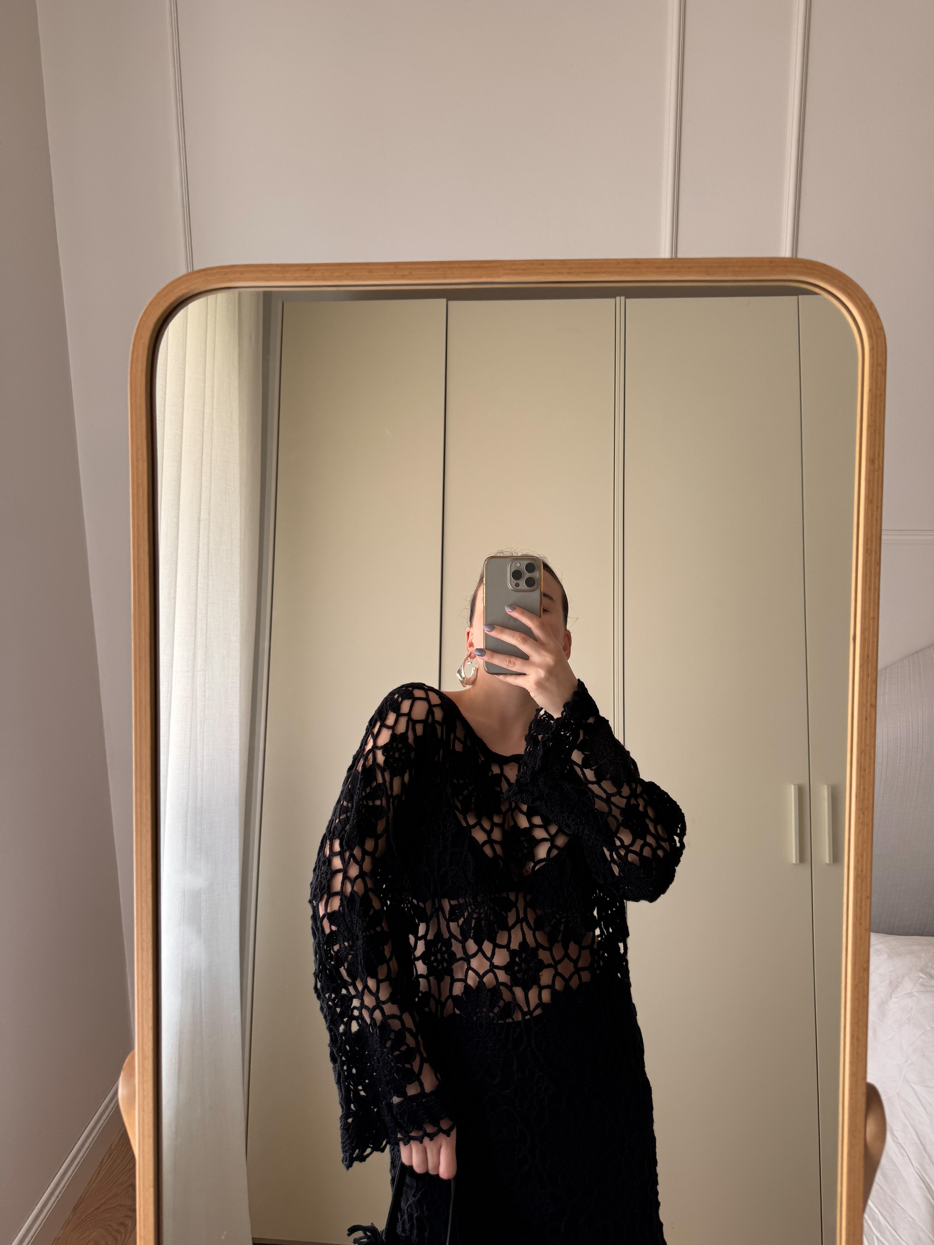 Maglia crochet nera lavorata a mano