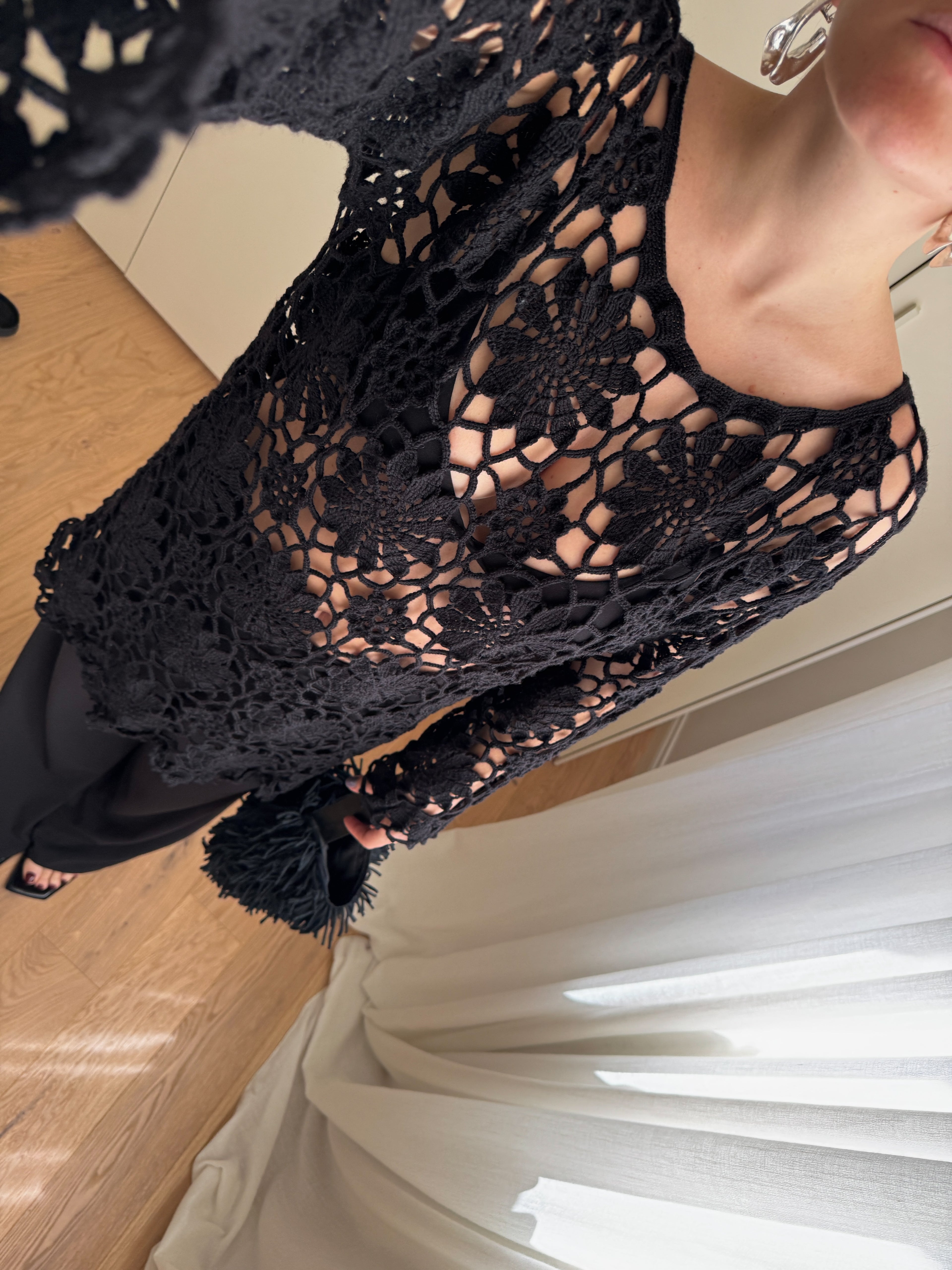 Maglia crochet nera lavorata a mano