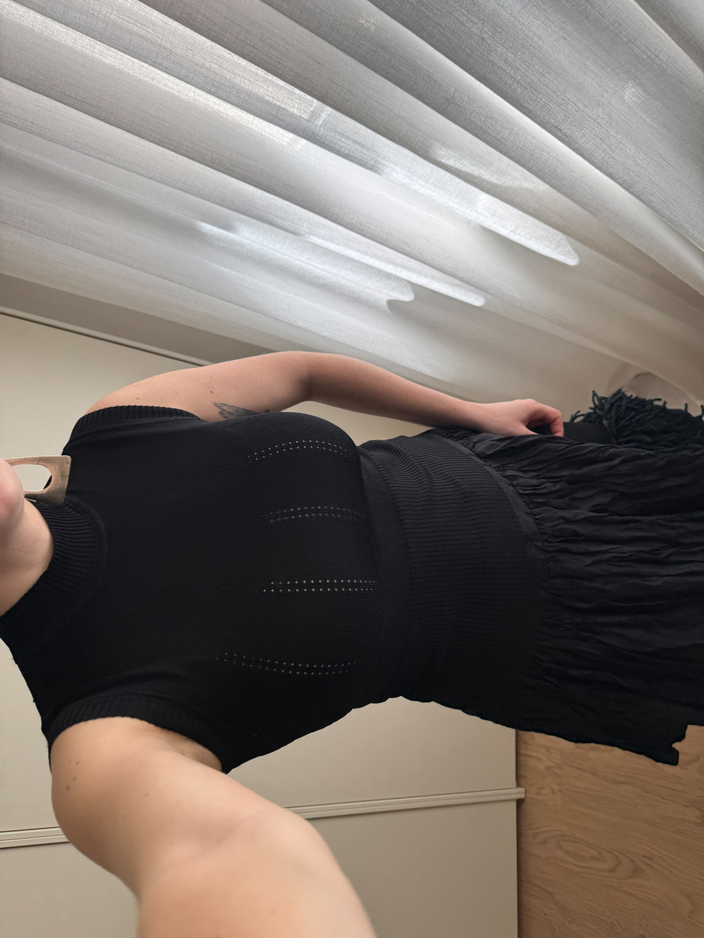 Top nero in maglia di viscosa