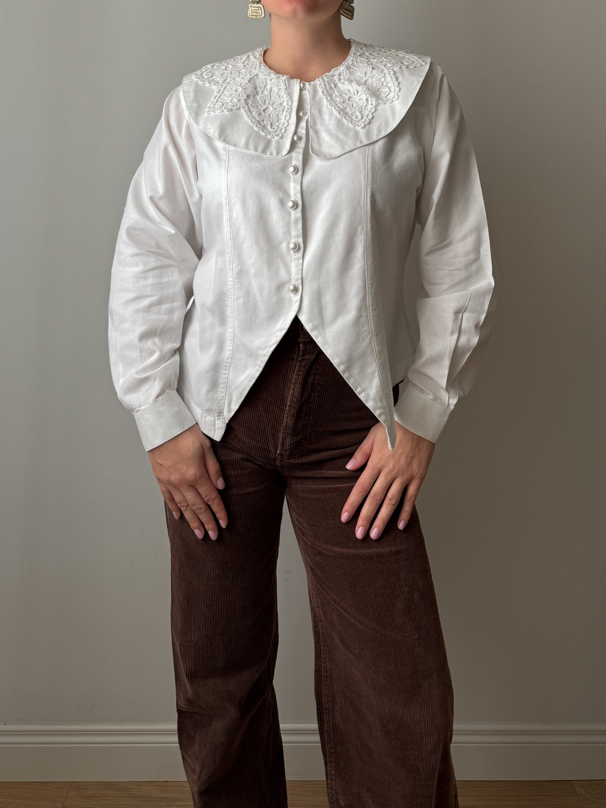 Camicia in puro cotone con maxi colletto ricamato
