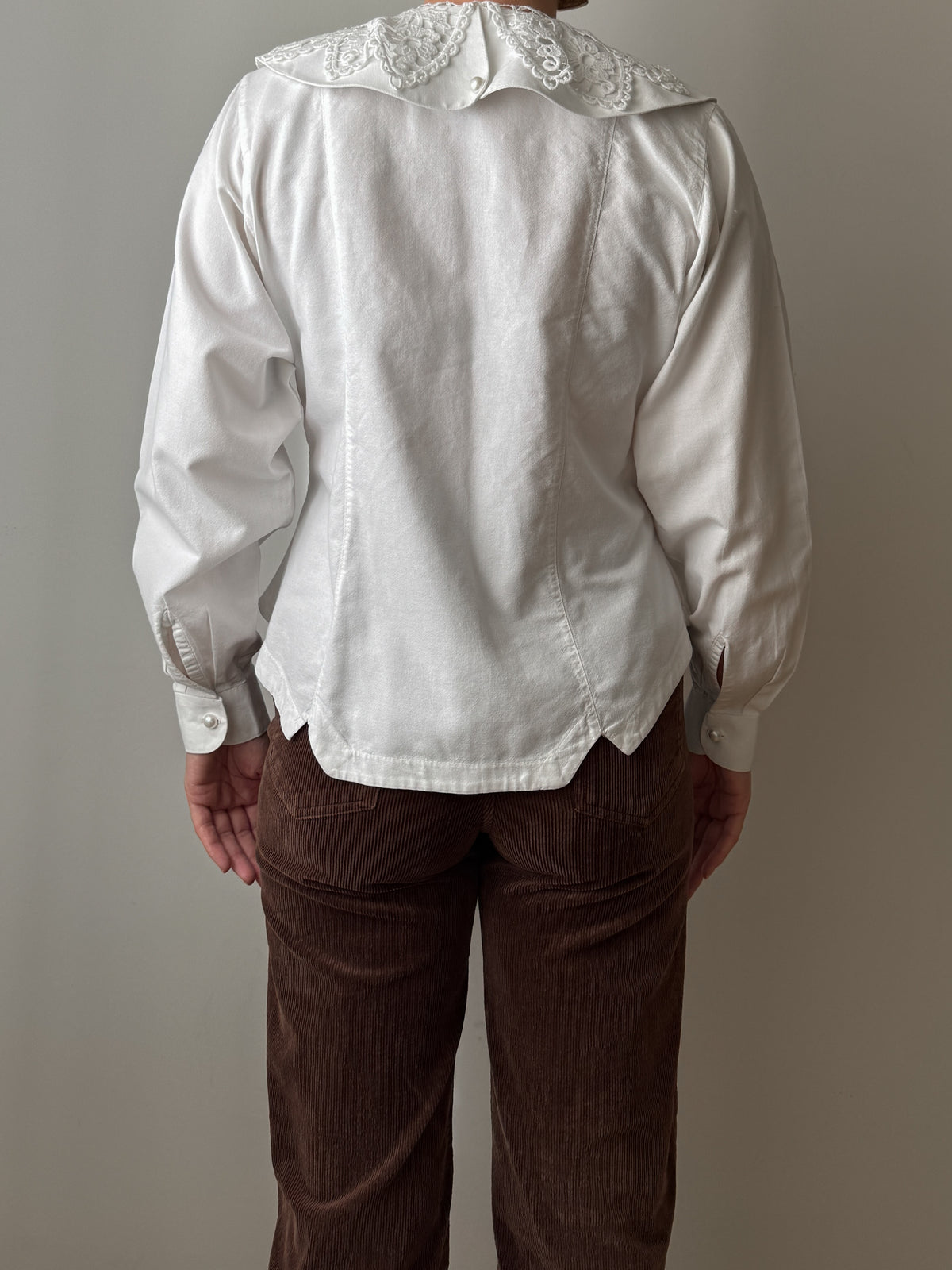 Camicia in puro cotone con maxi colletto ricamato