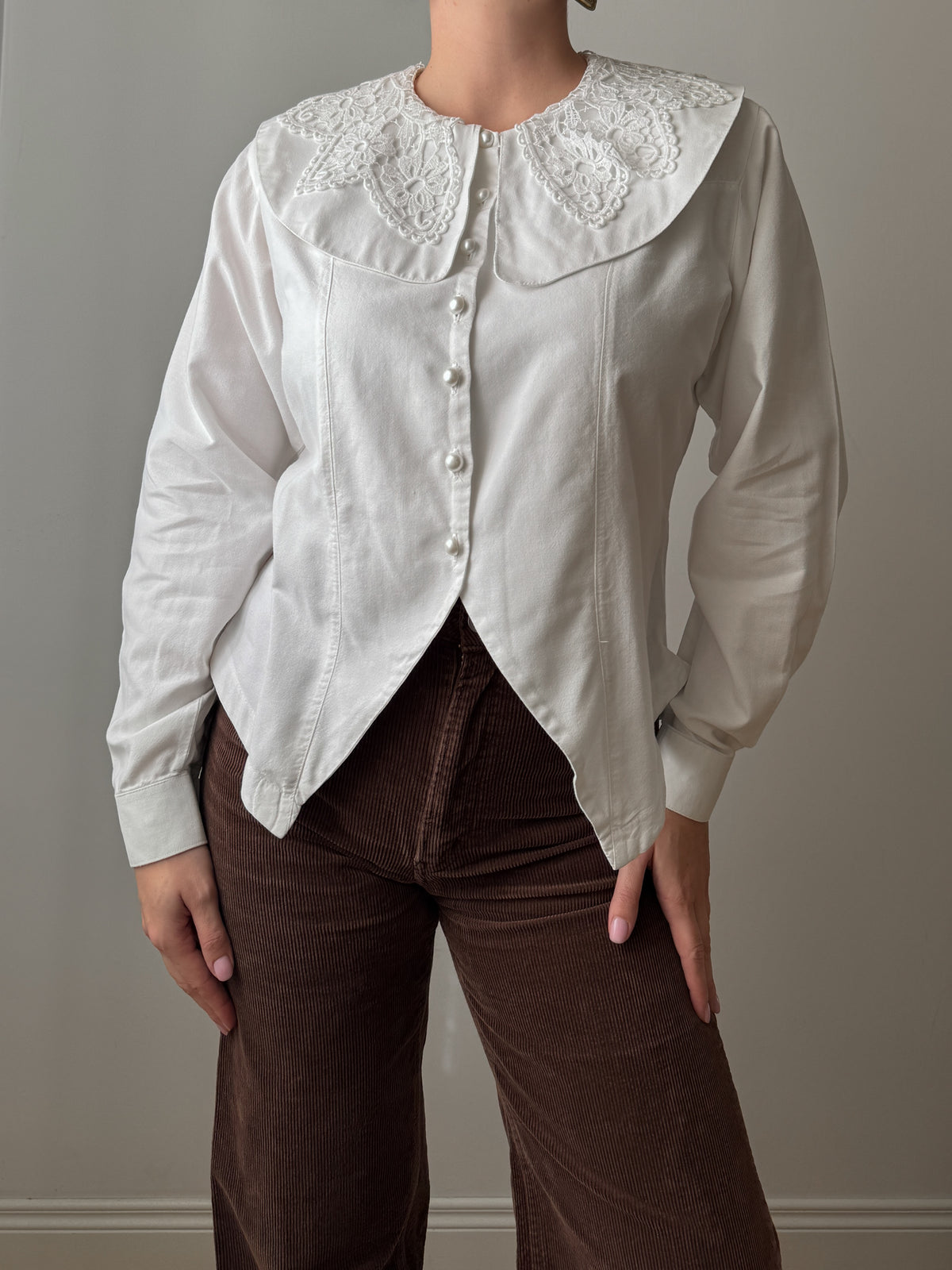 Camicia in puro cotone con maxi colletto ricamato