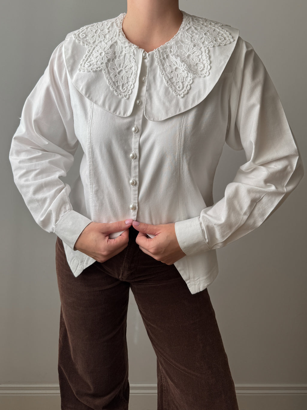 Camicia in puro cotone con maxi colletto ricamato