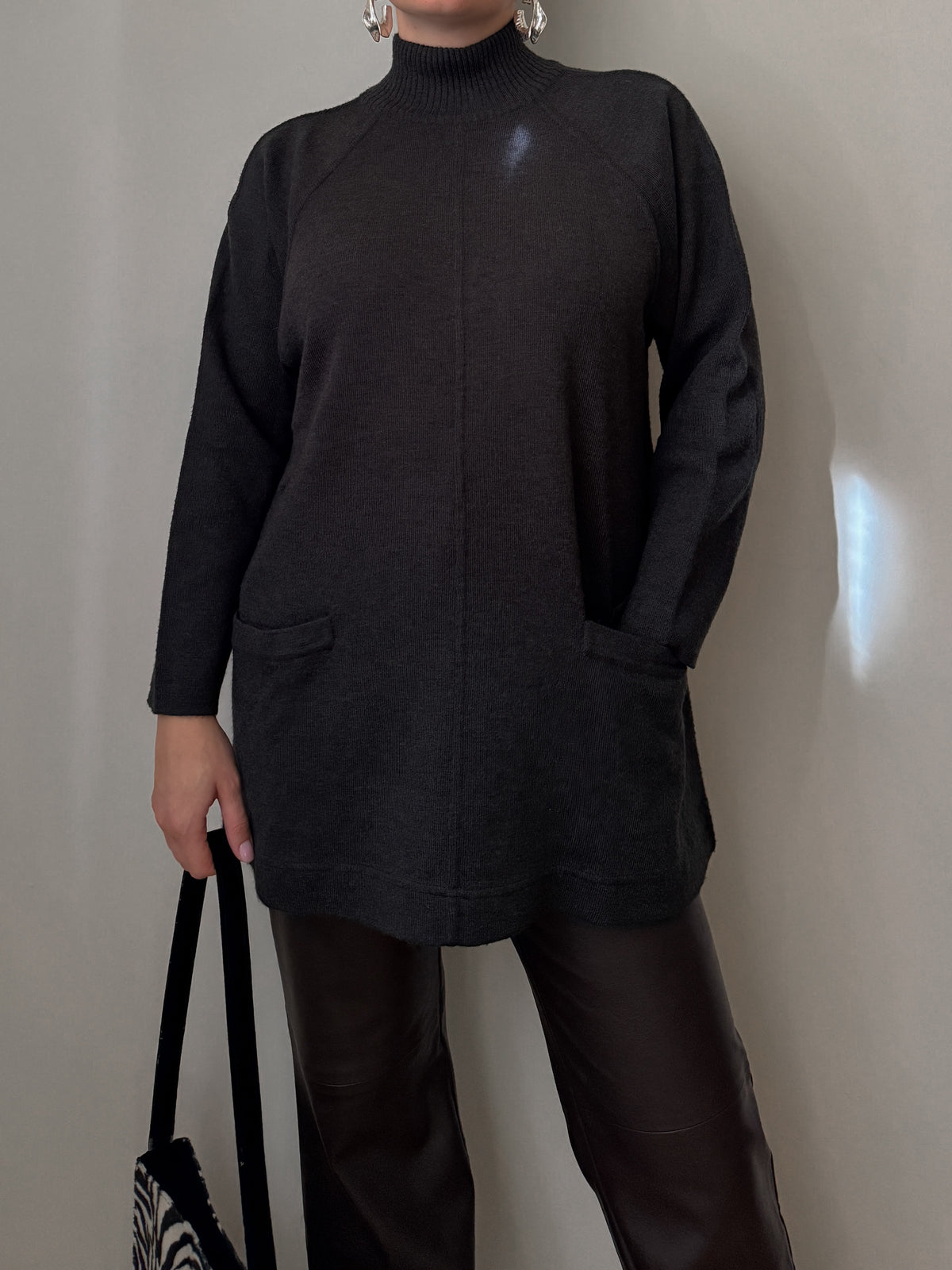 Maglione a collo alto in pura lana antracite