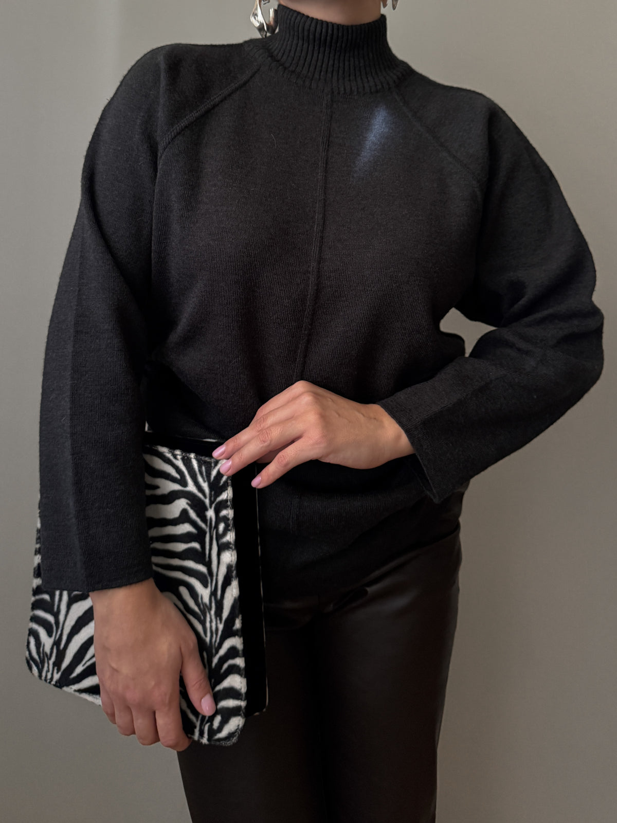 Maglione a collo alto in pura lana antracite