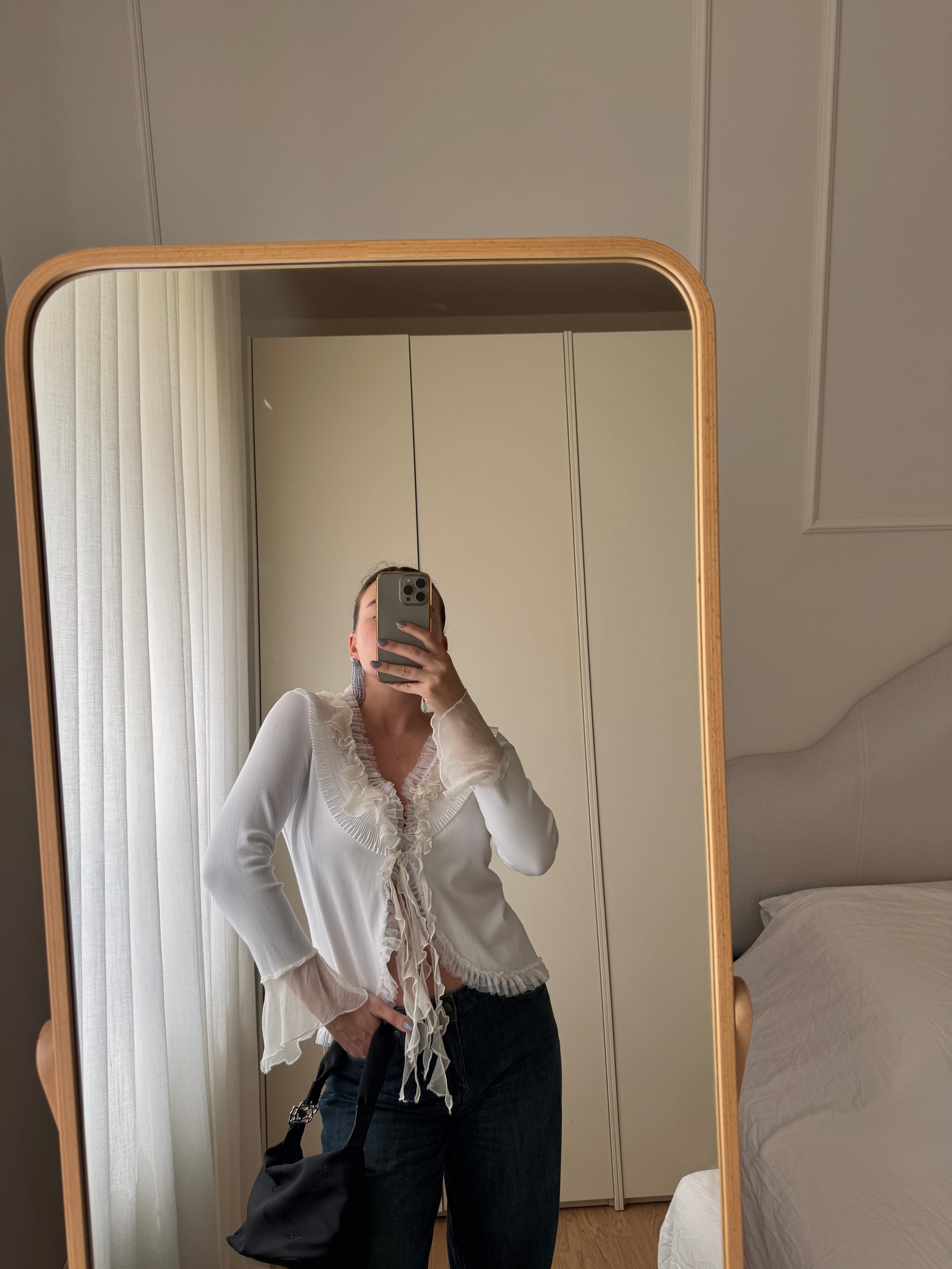 Top bianco con rouches e lacci