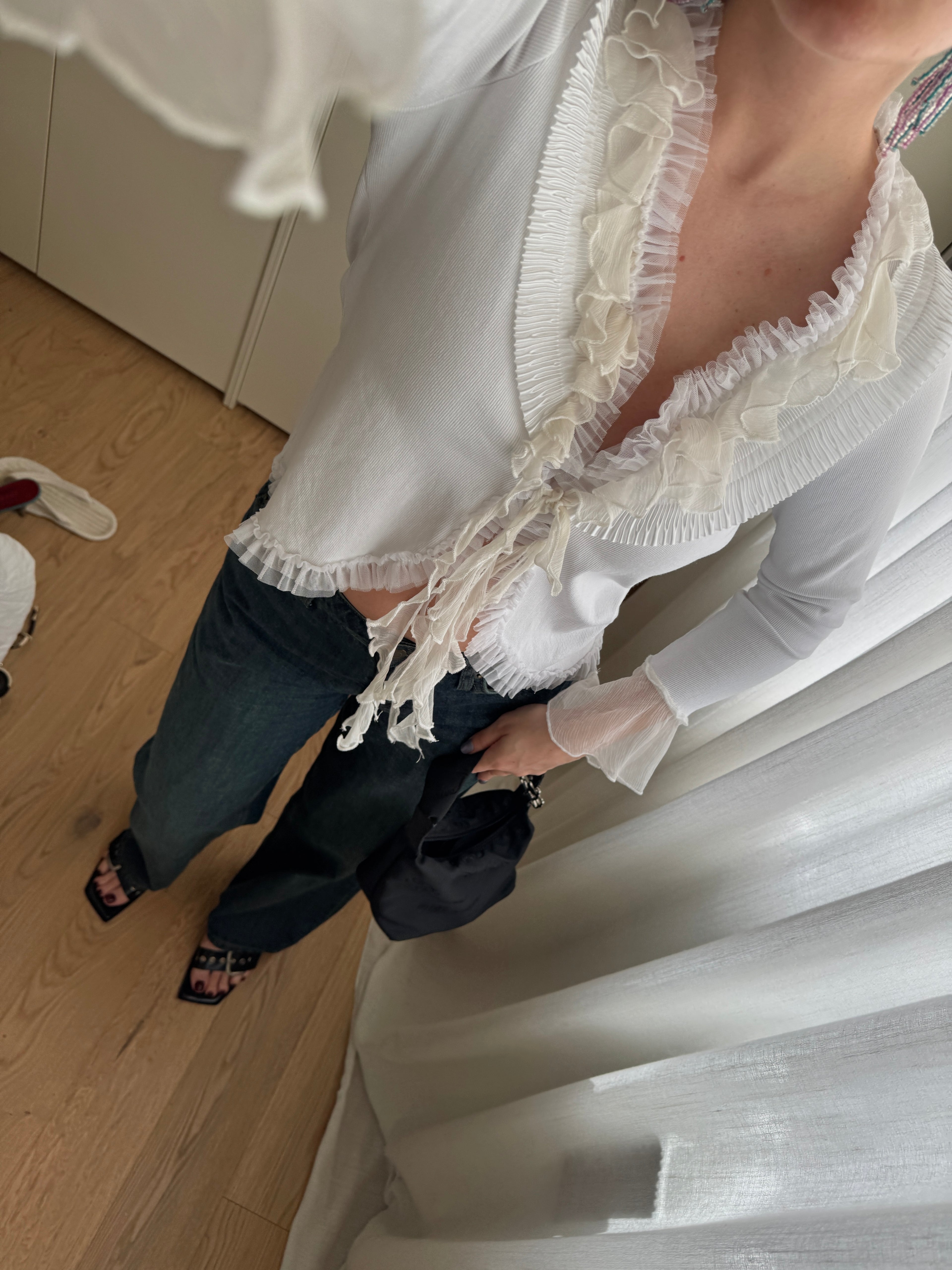 Top bianco con rouches e lacci