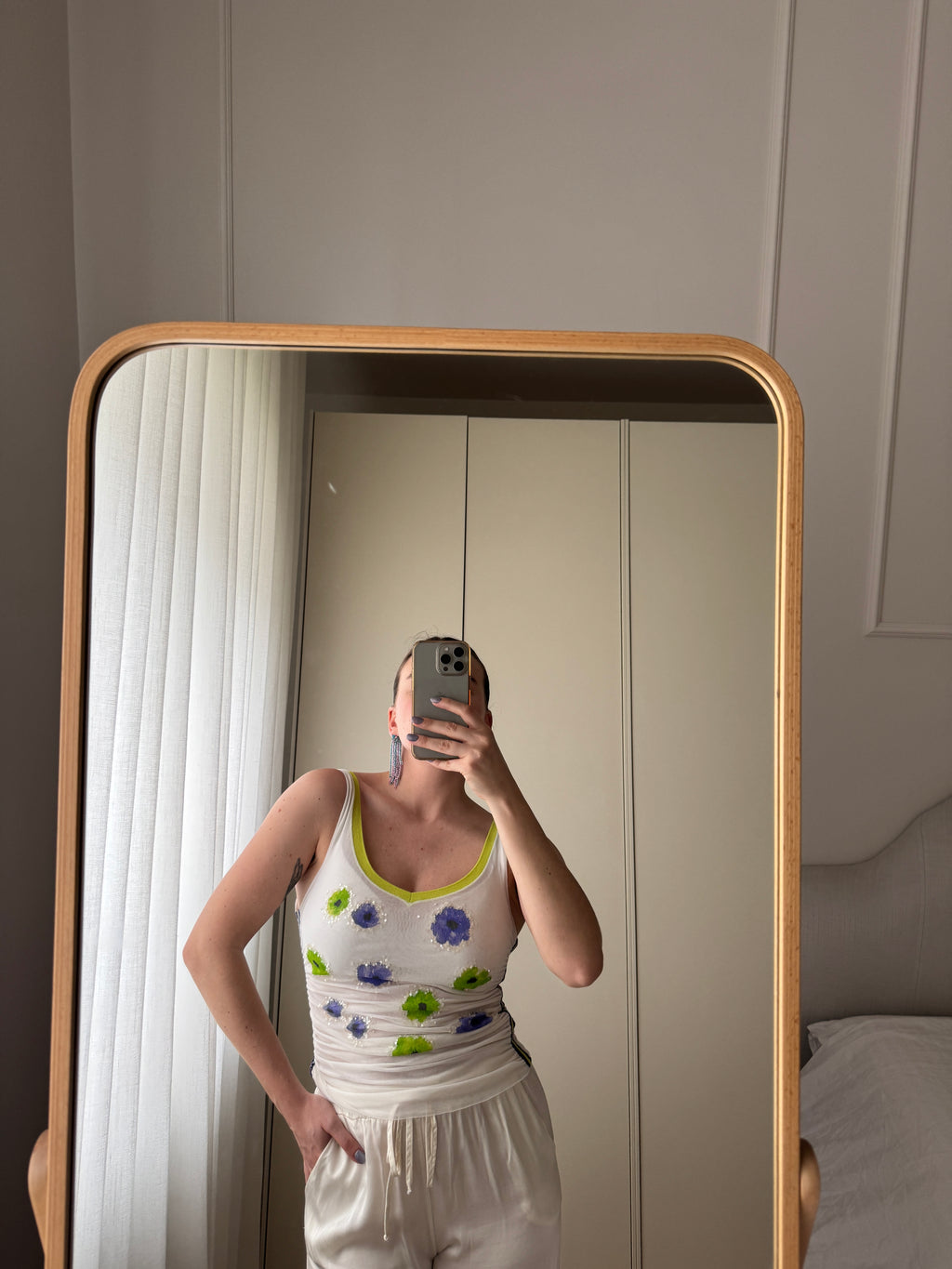 Top mesh con fiori applicati