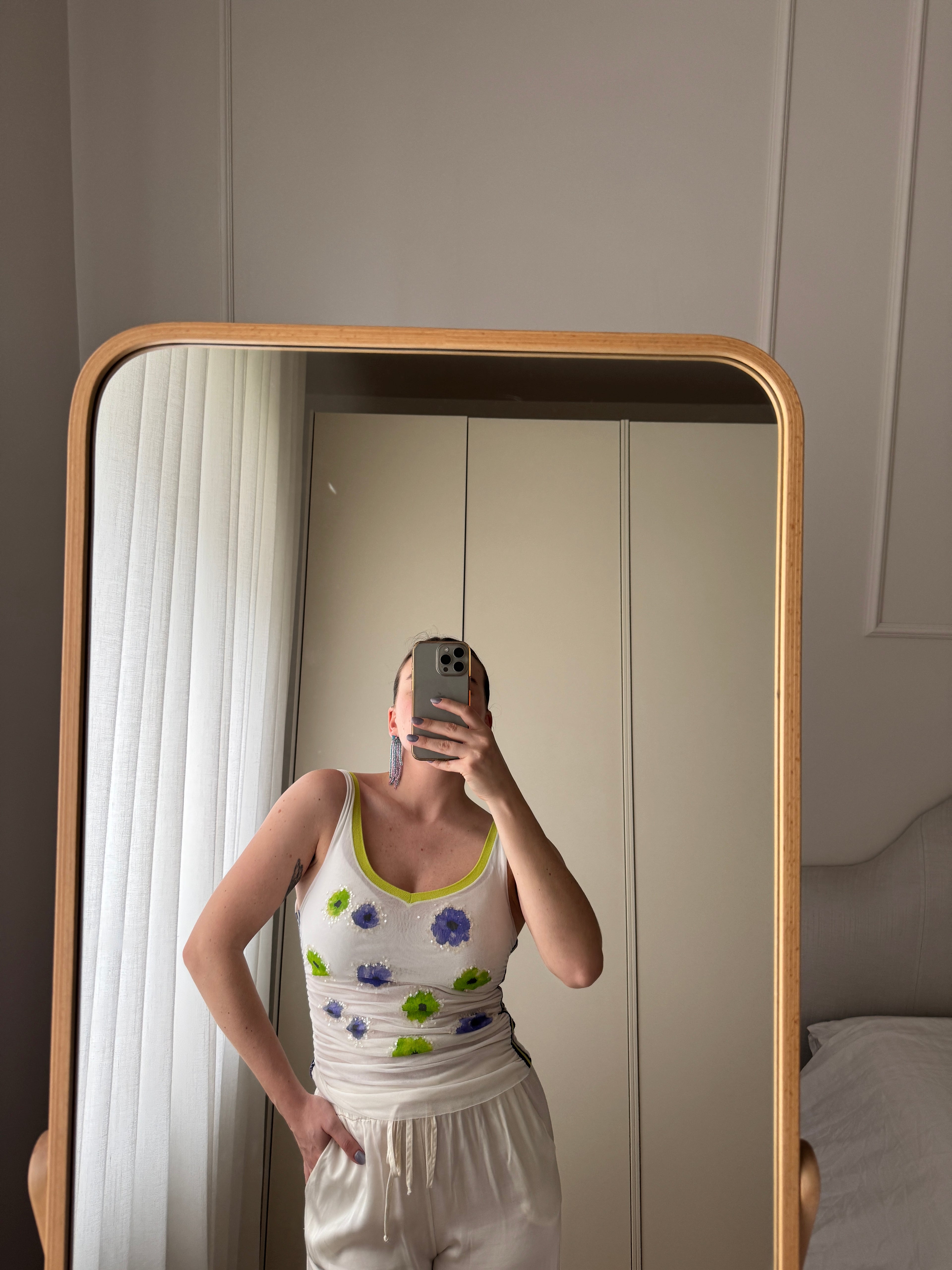 Top mesh con fiori applicati