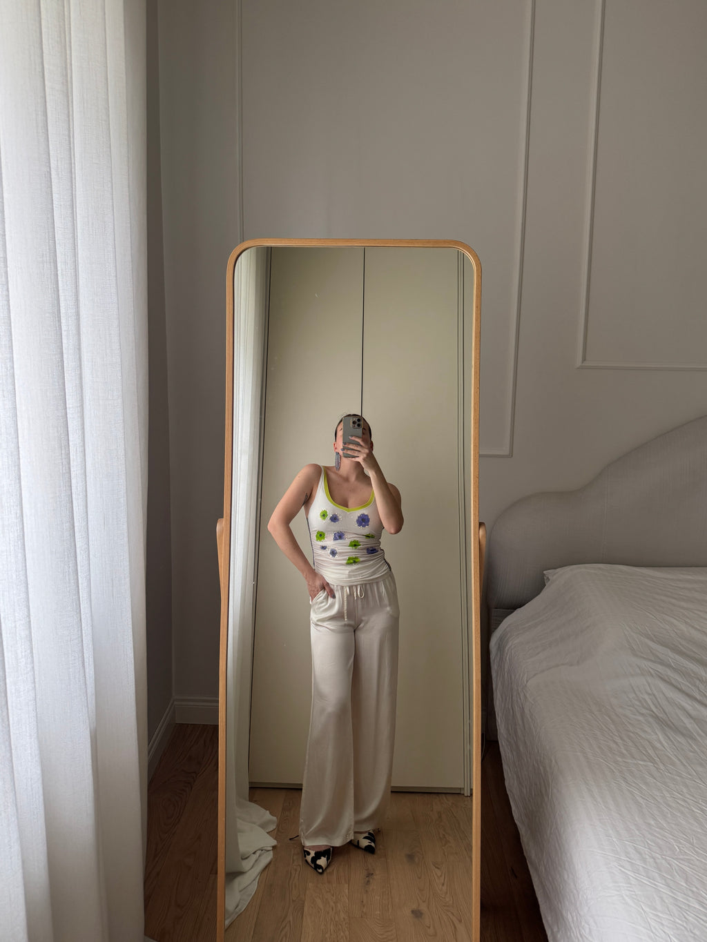 Top mesh con fiori applicati