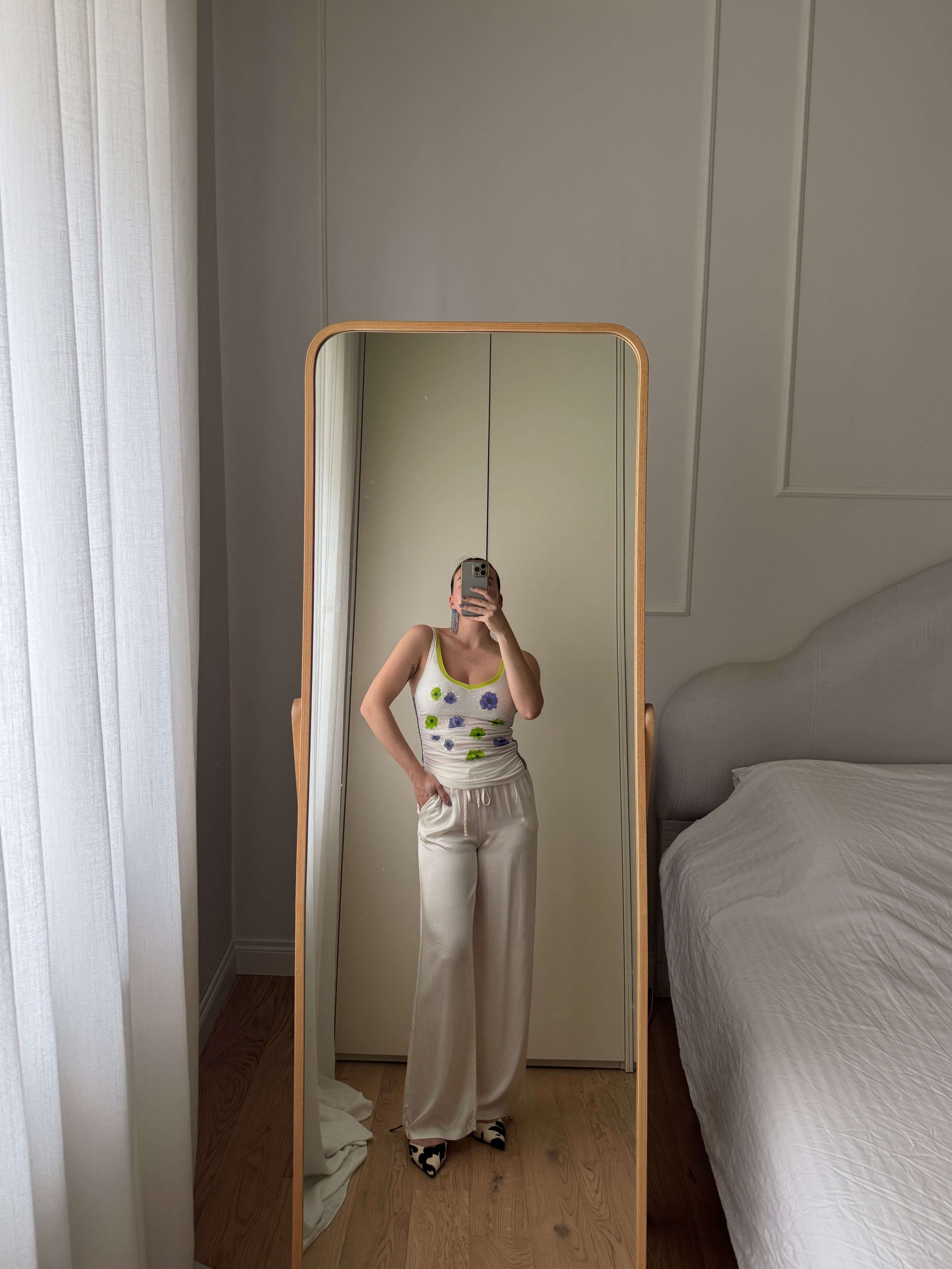 Top mesh con fiori applicati