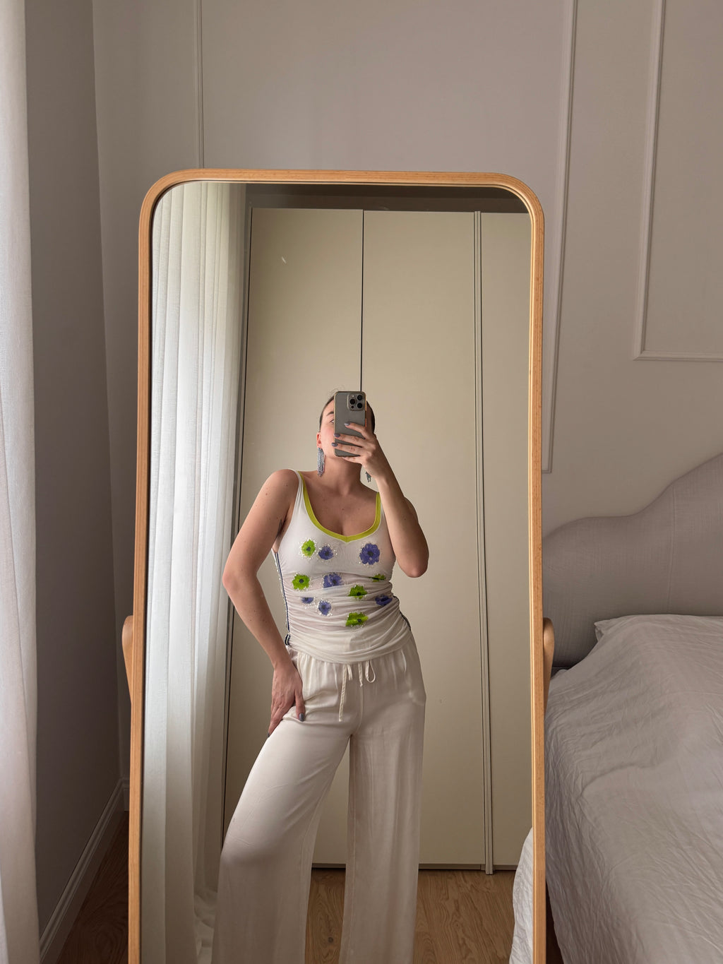 Top mesh con fiori applicati