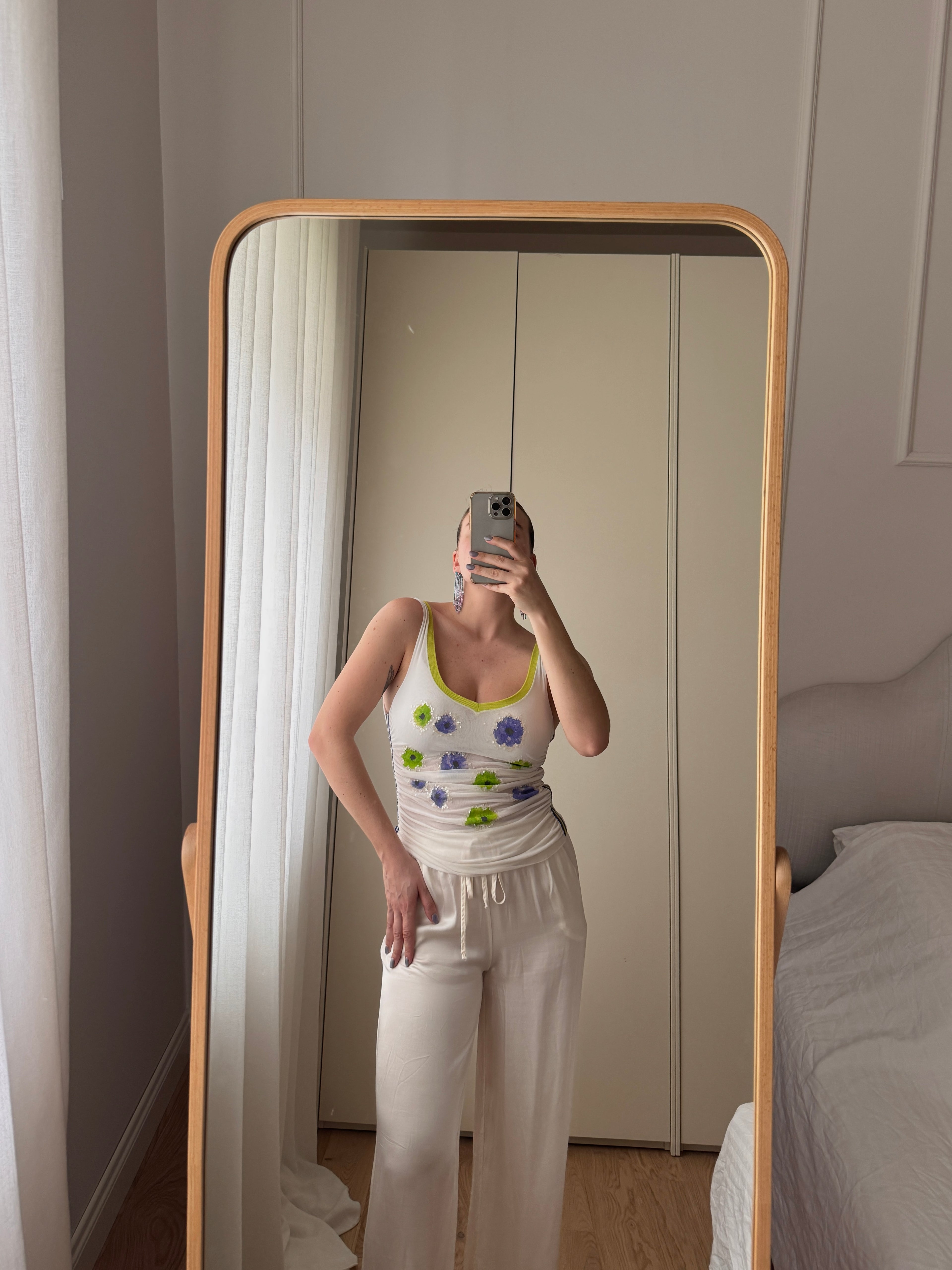 Top mesh con fiori applicati