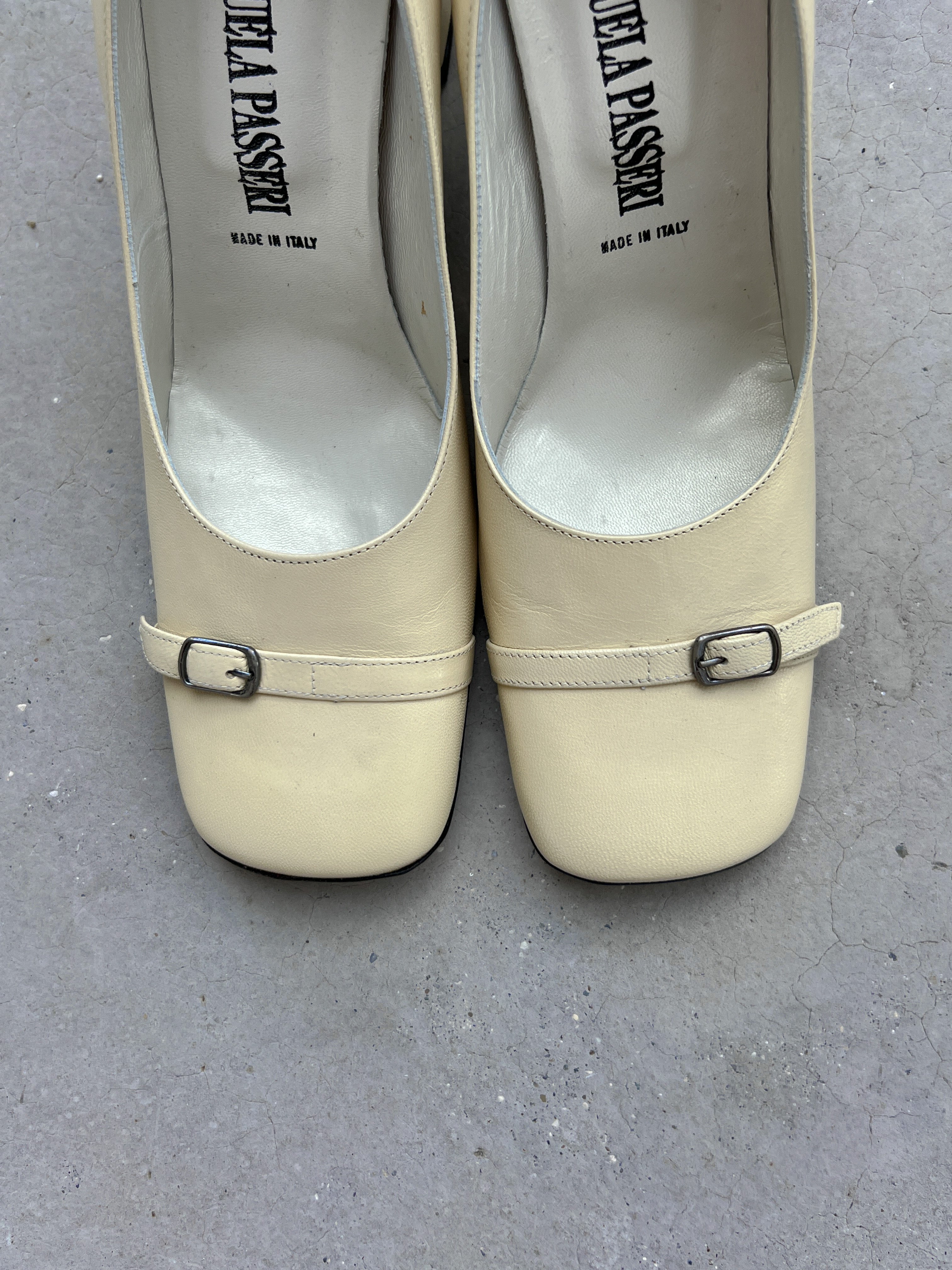 Genuine leather butter décolleté