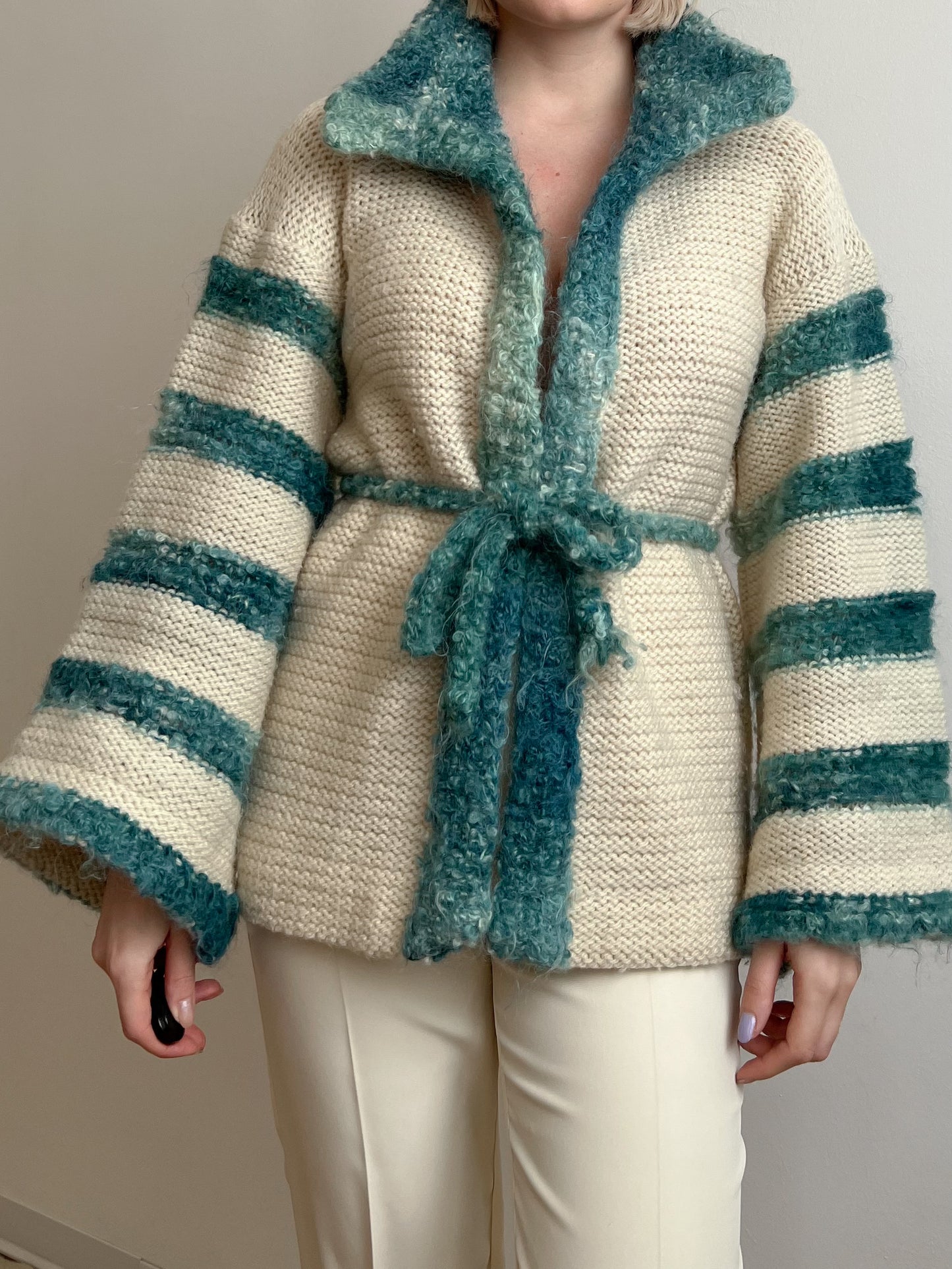 Cardigan fatto a mano a righe turchesi