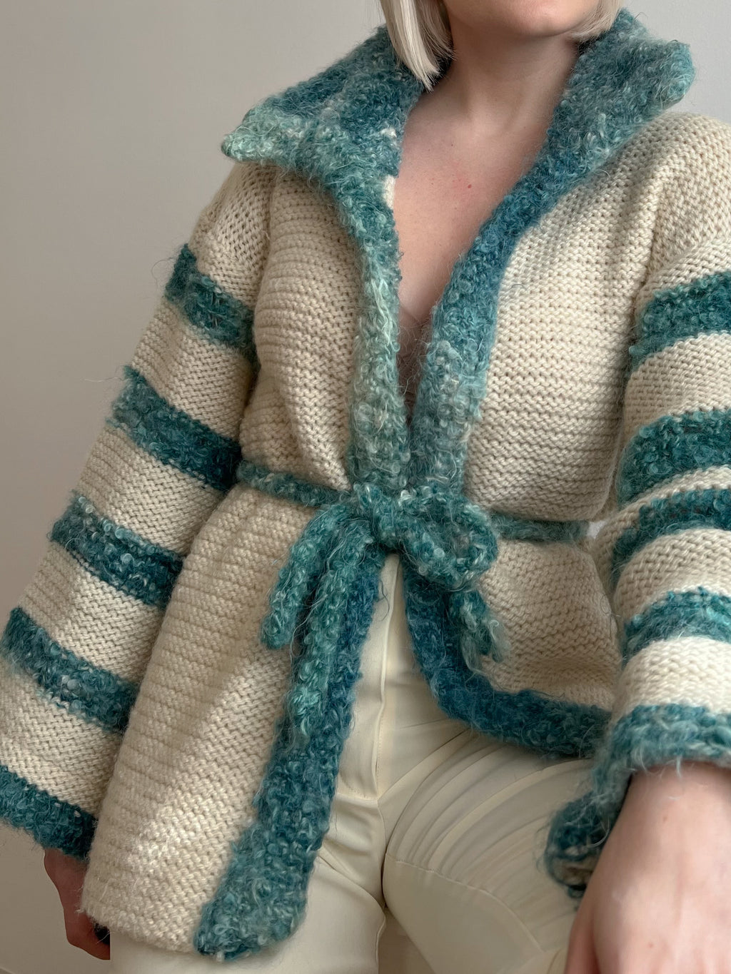 Cardigan fatto a mano a righe turchesi