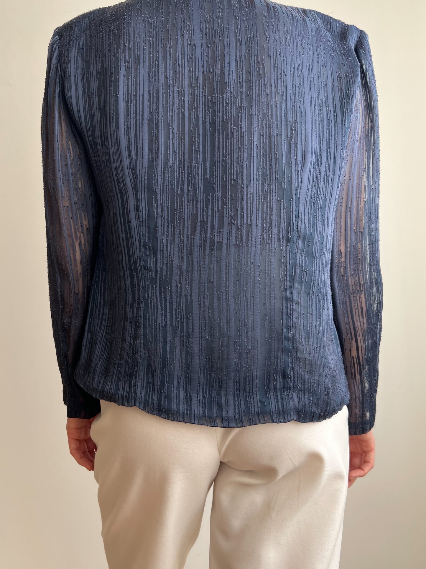 Blusa sartoriale blu in seta