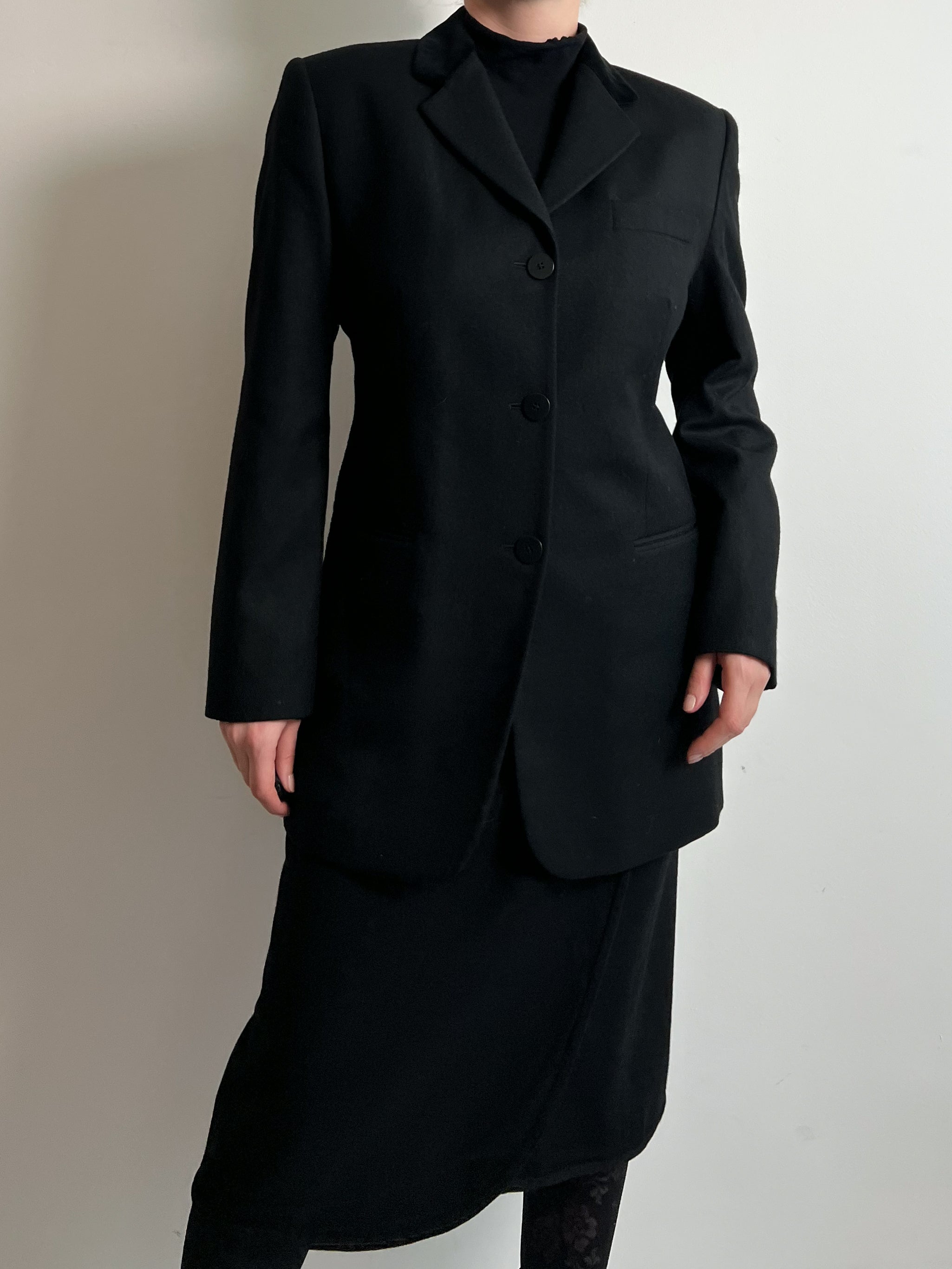 Pure virgin wool and velvet black blazer