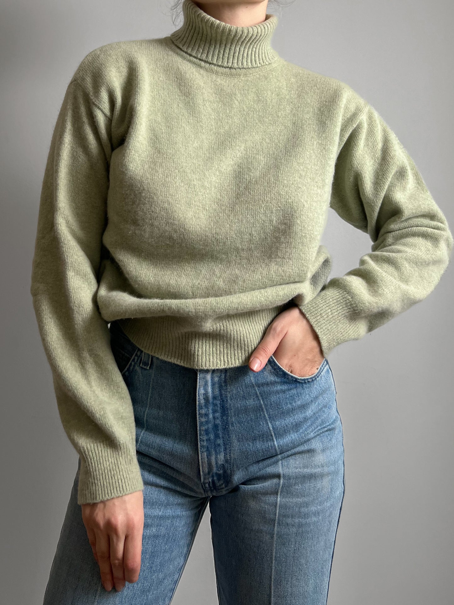 Pure wool green turtleneck pull