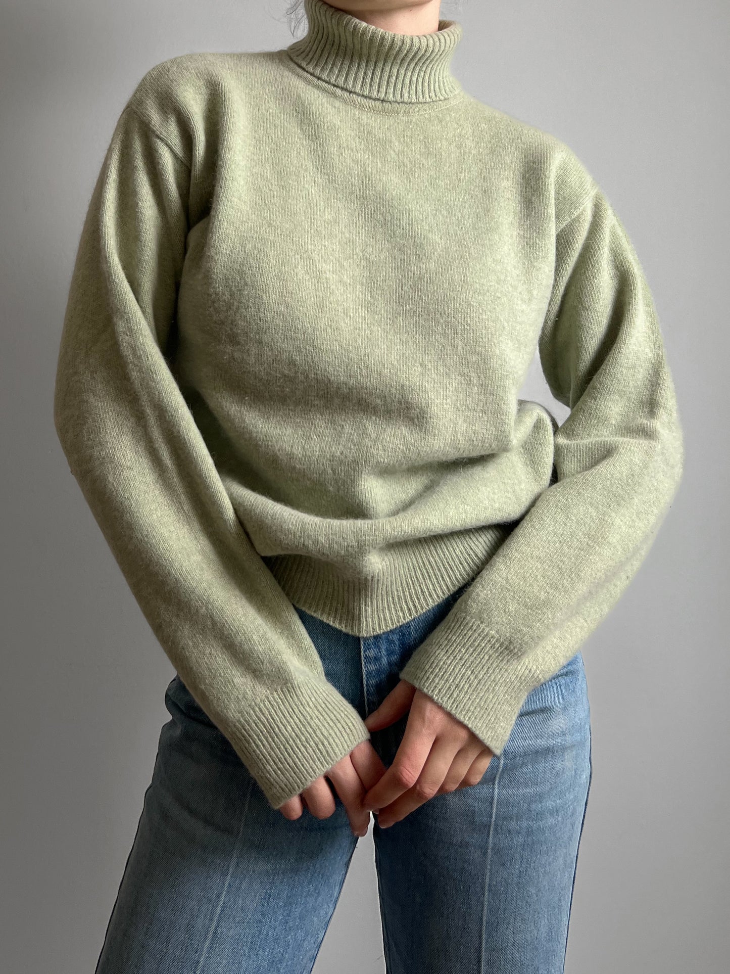 Pure wool green turtleneck pull