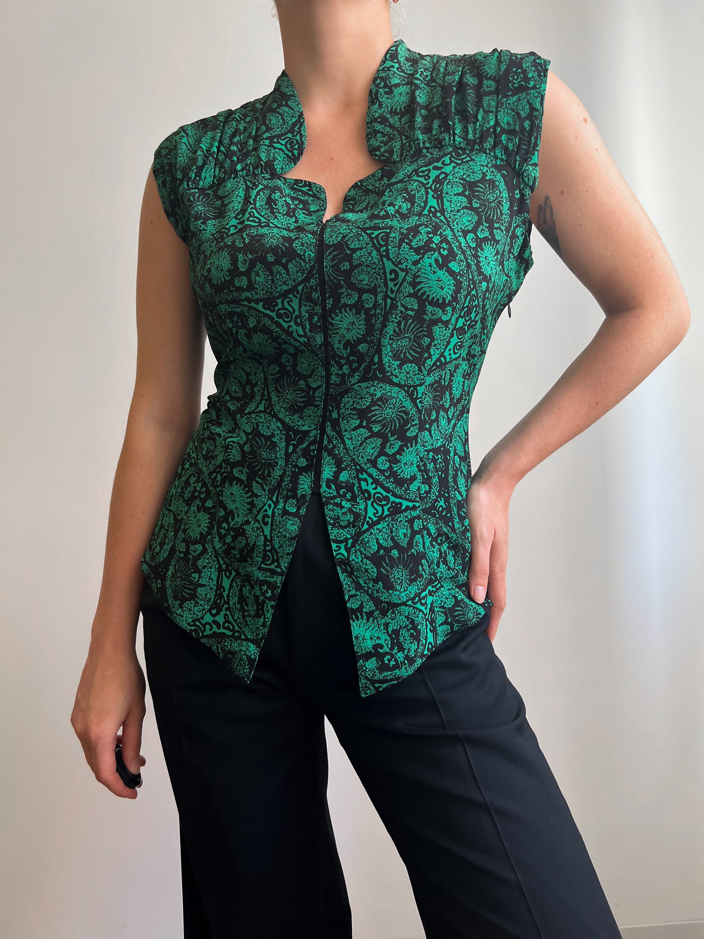 Blusa smanicata in misto seta