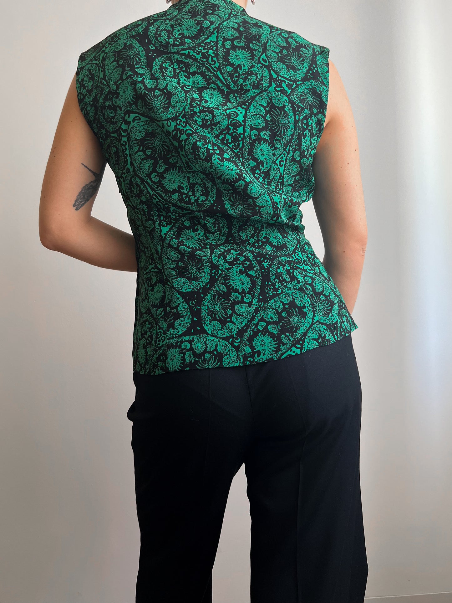 Blusa smanicata in misto seta