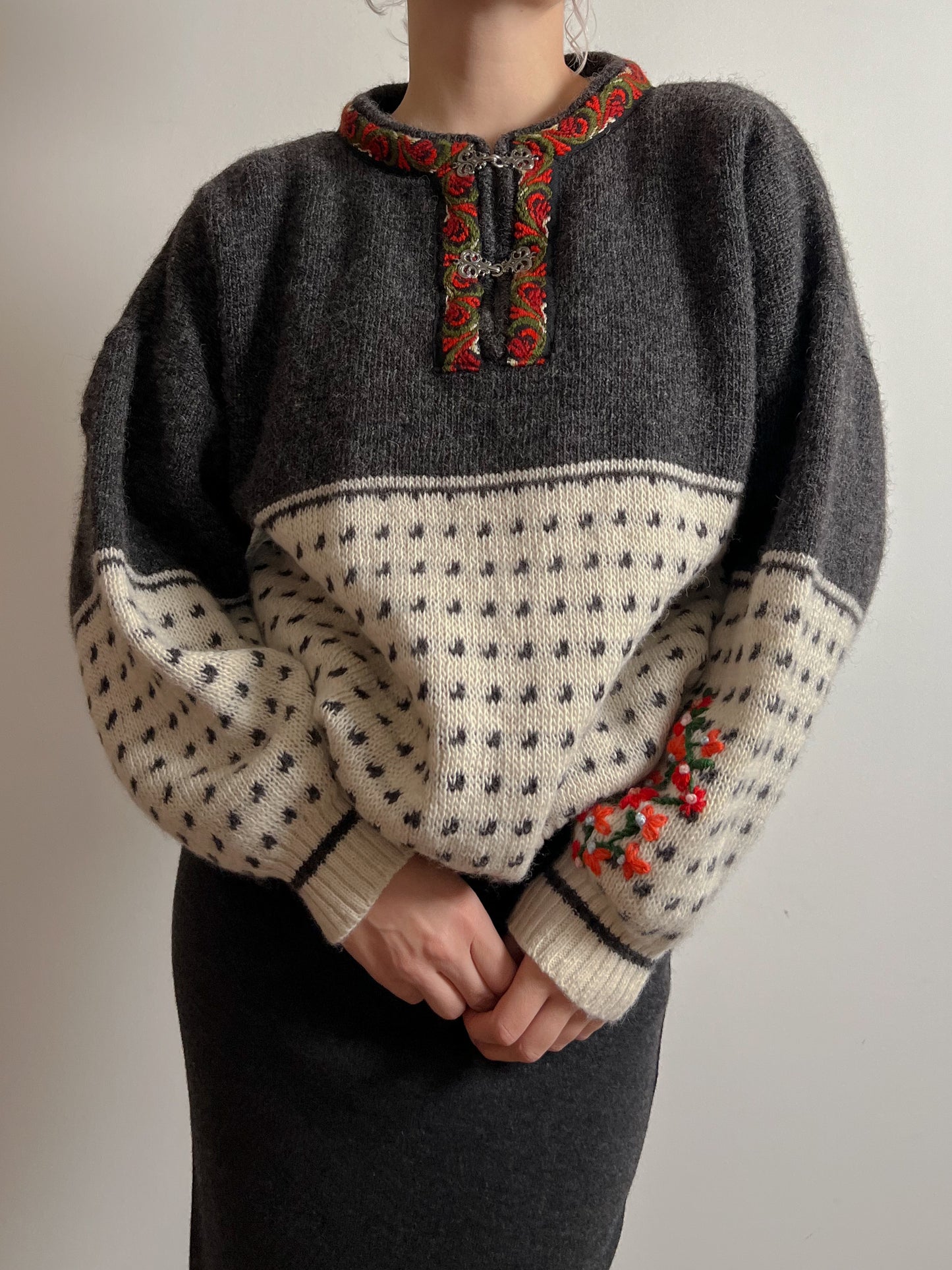 Pure wool embroidered pull