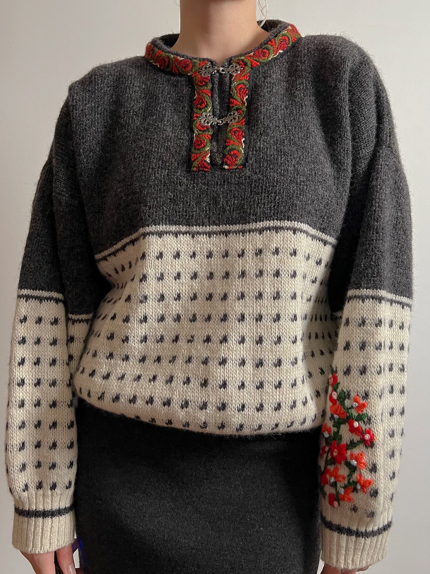 Pure wool embroidered pull