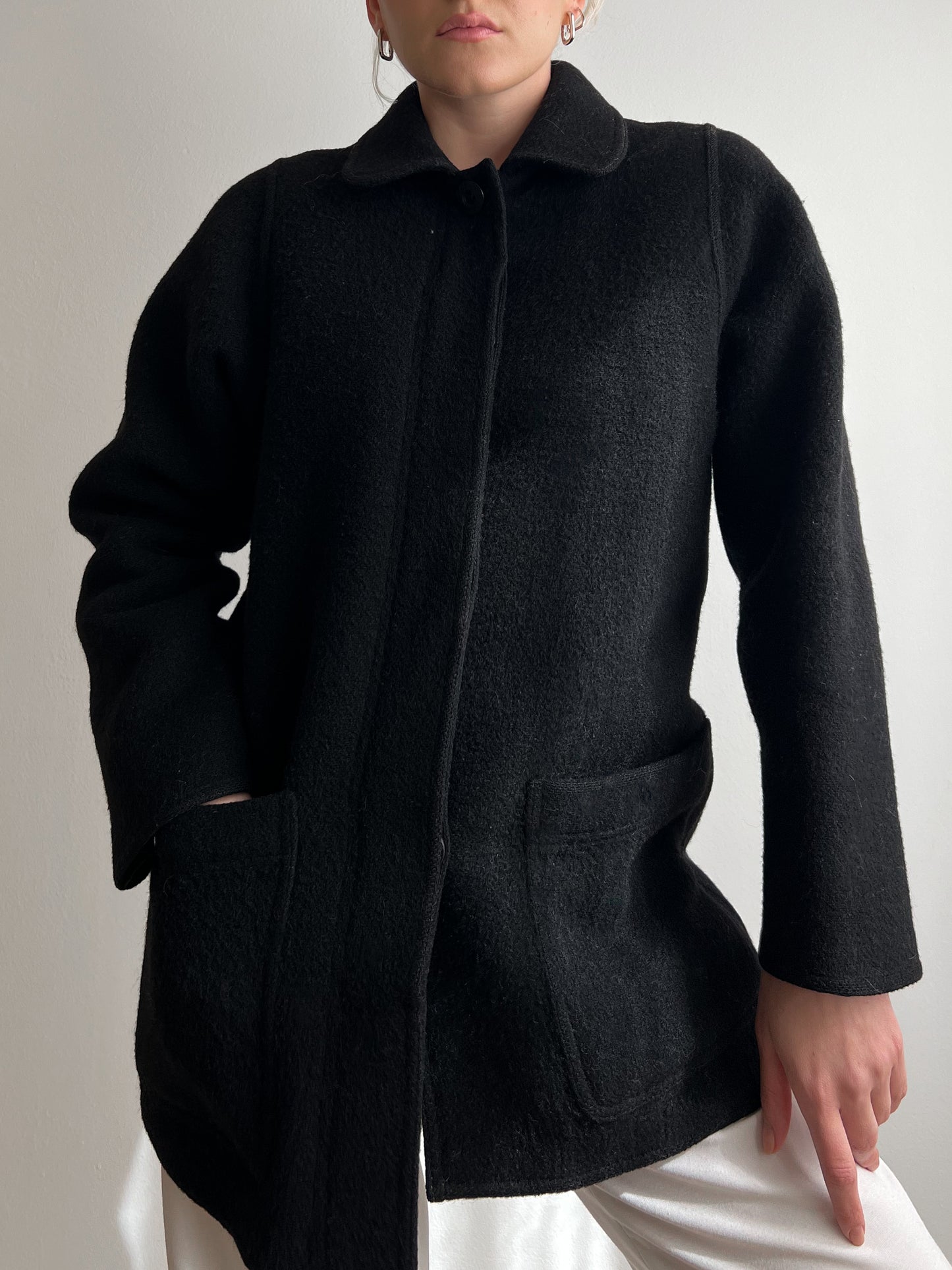 Cappotto nero in pura lana vergine