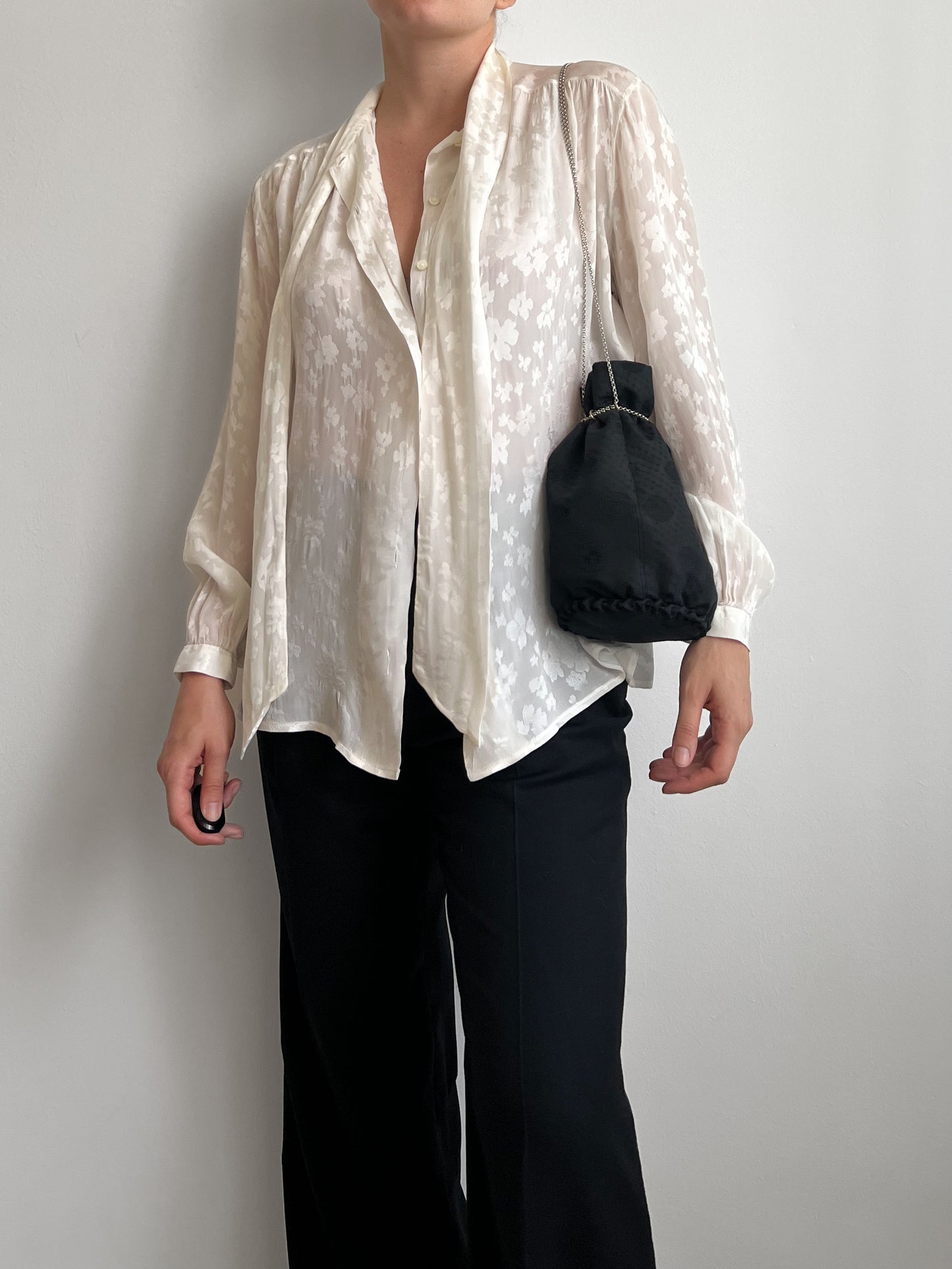 Blusa con fiocco in misto seta