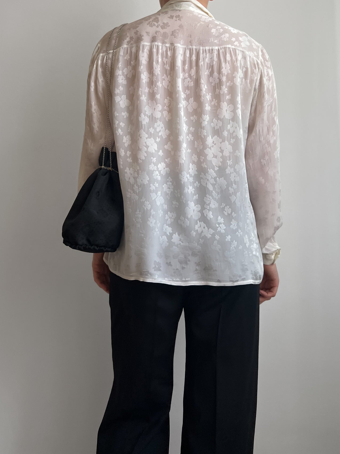 Blusa con fiocco in misto seta