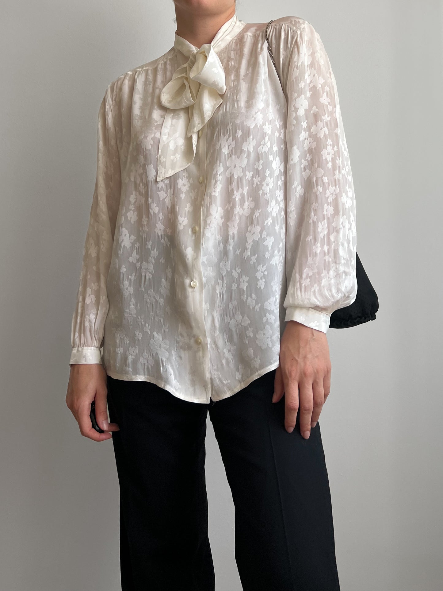 Blusa con fiocco in misto seta