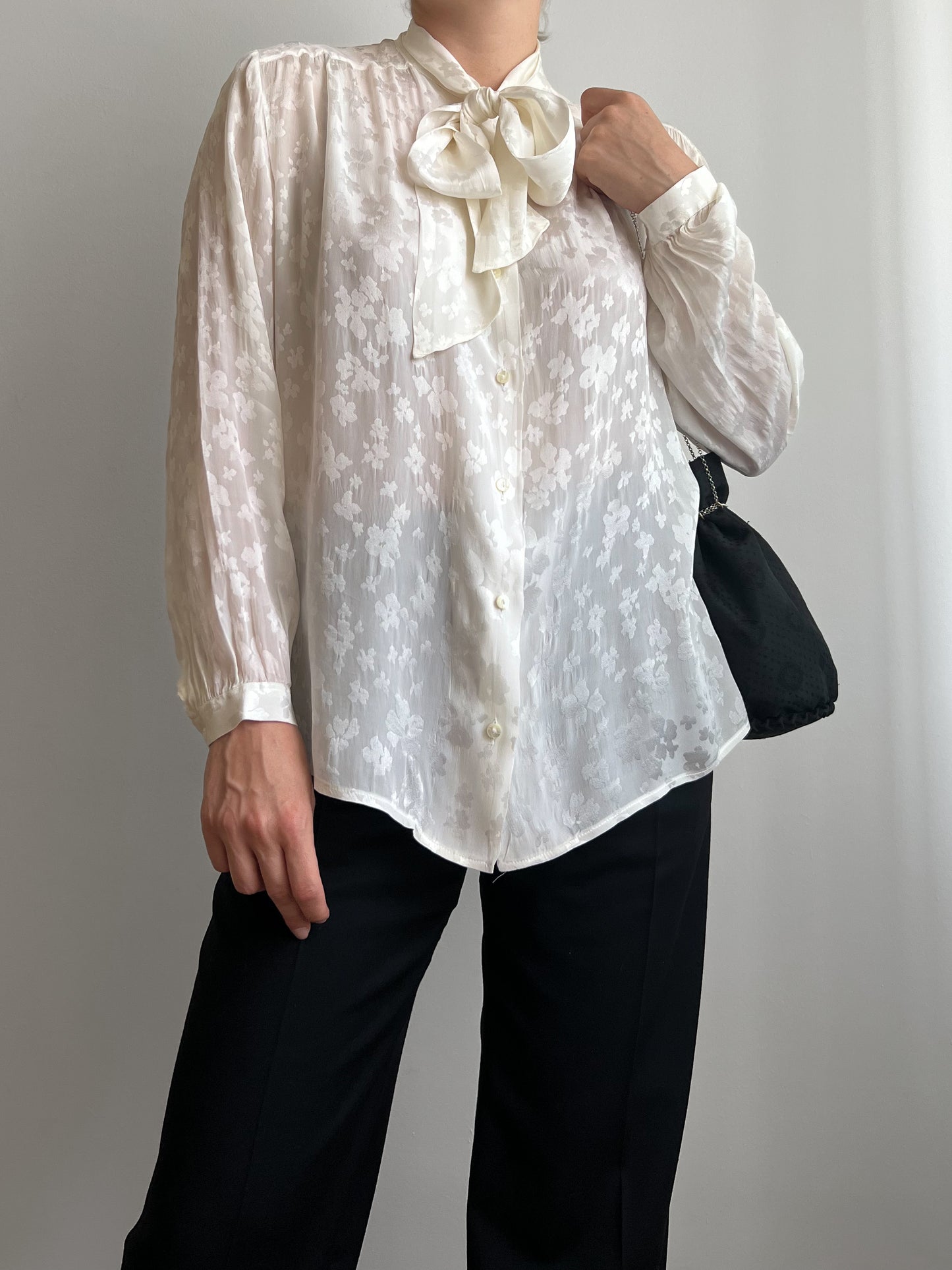 Blusa con fiocco in misto seta