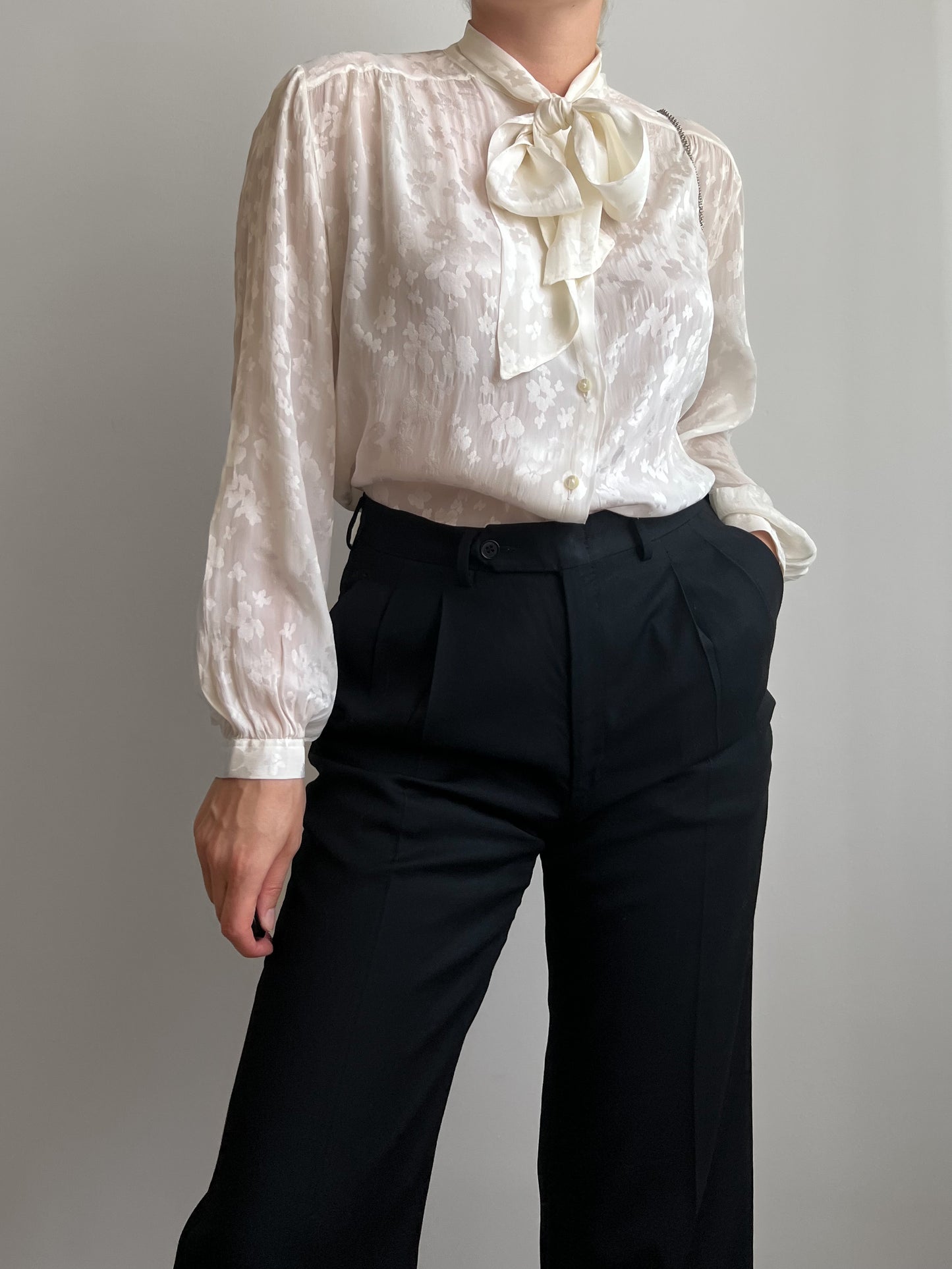 Blusa con fiocco in misto seta