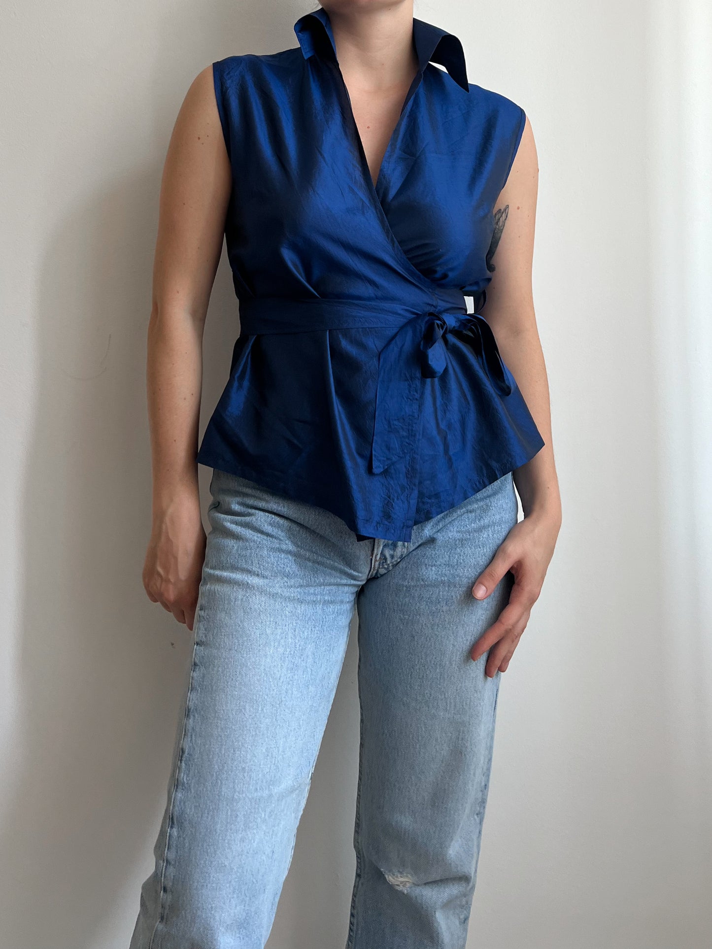 Top blu in seta