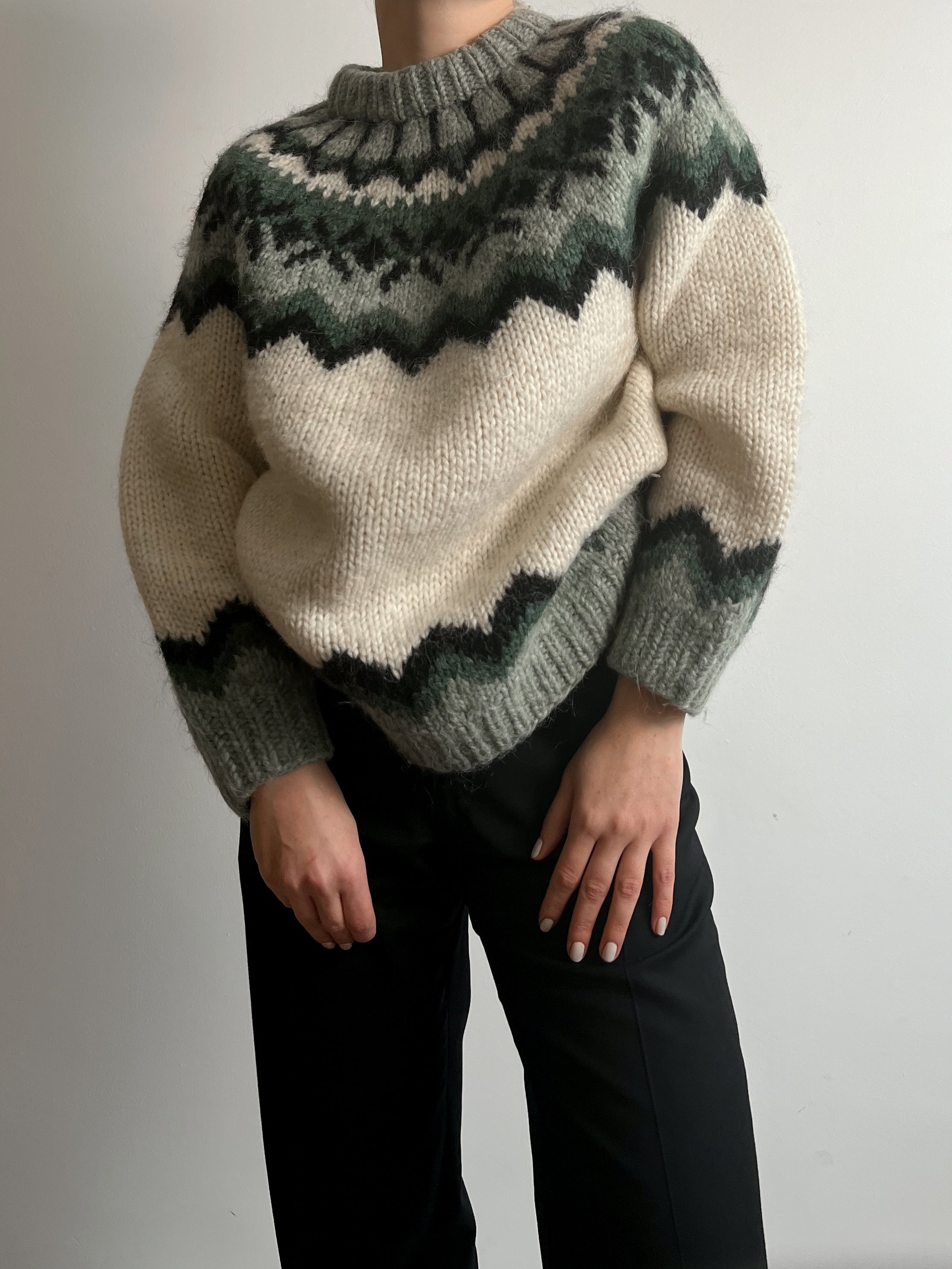 Pure wool embroidered pull