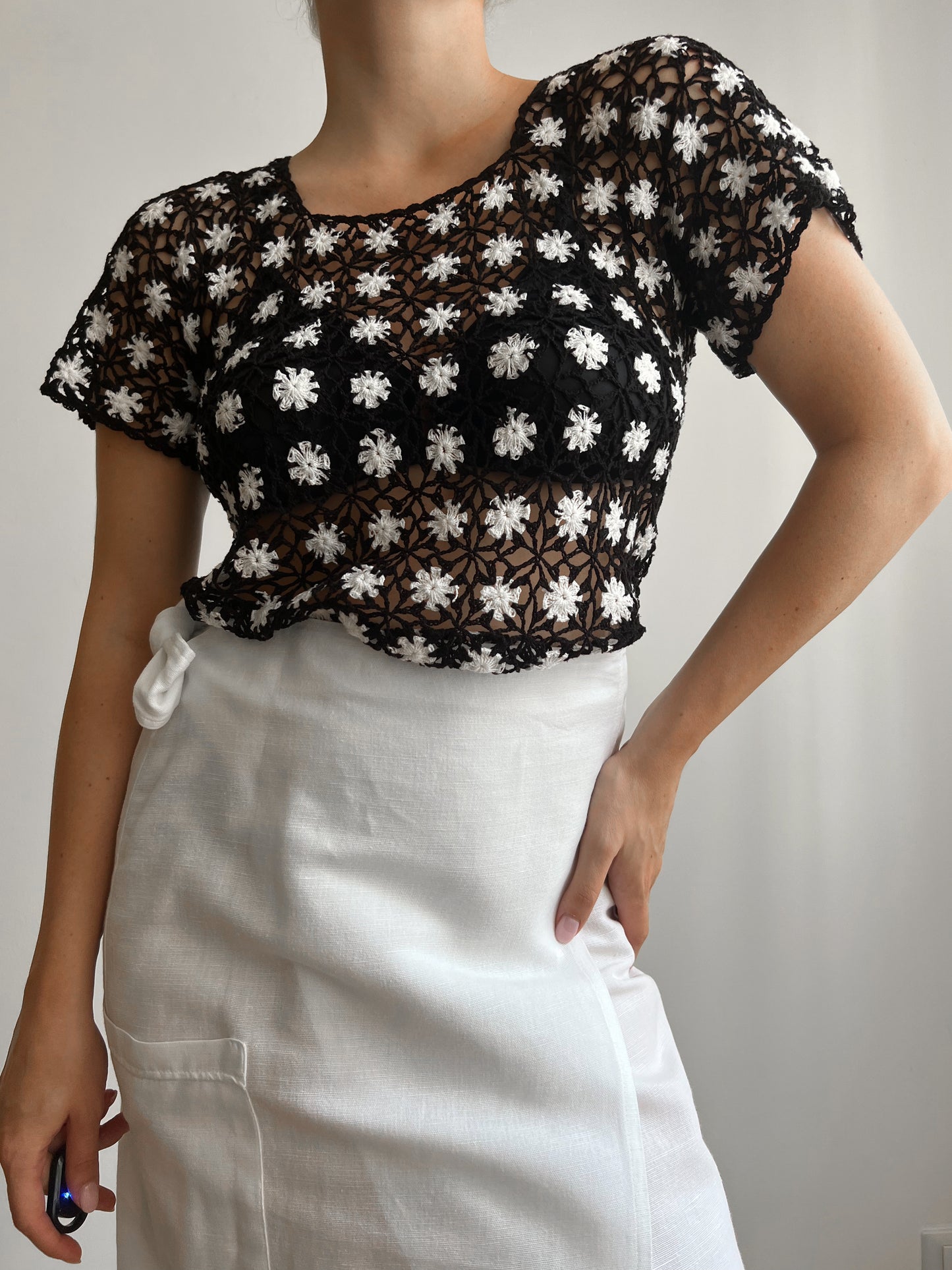 Maglia crochet con fiori