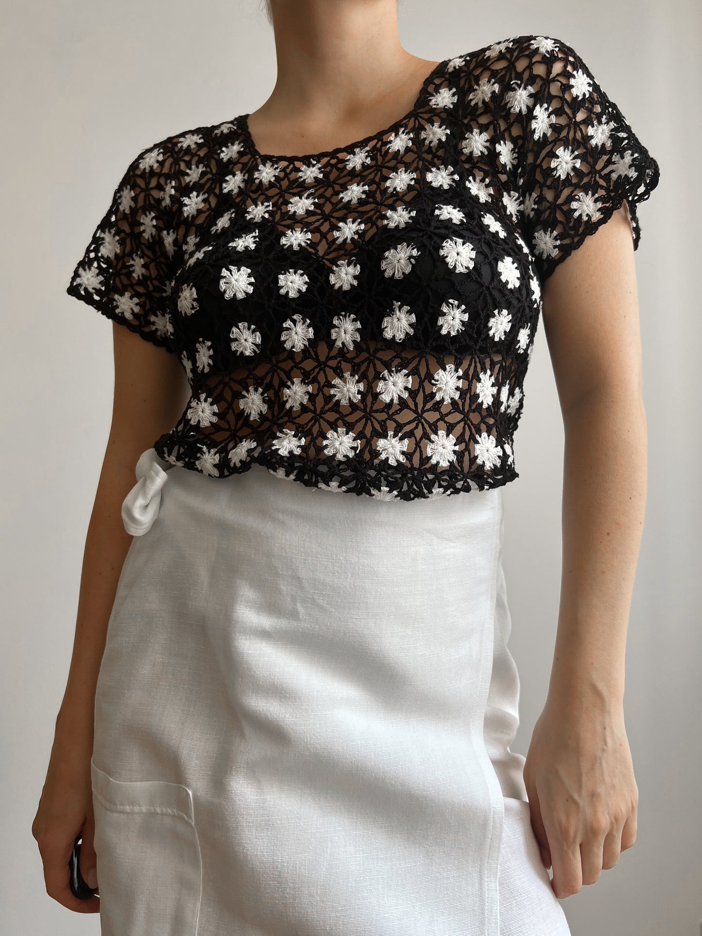 Maglia crochet con fiori