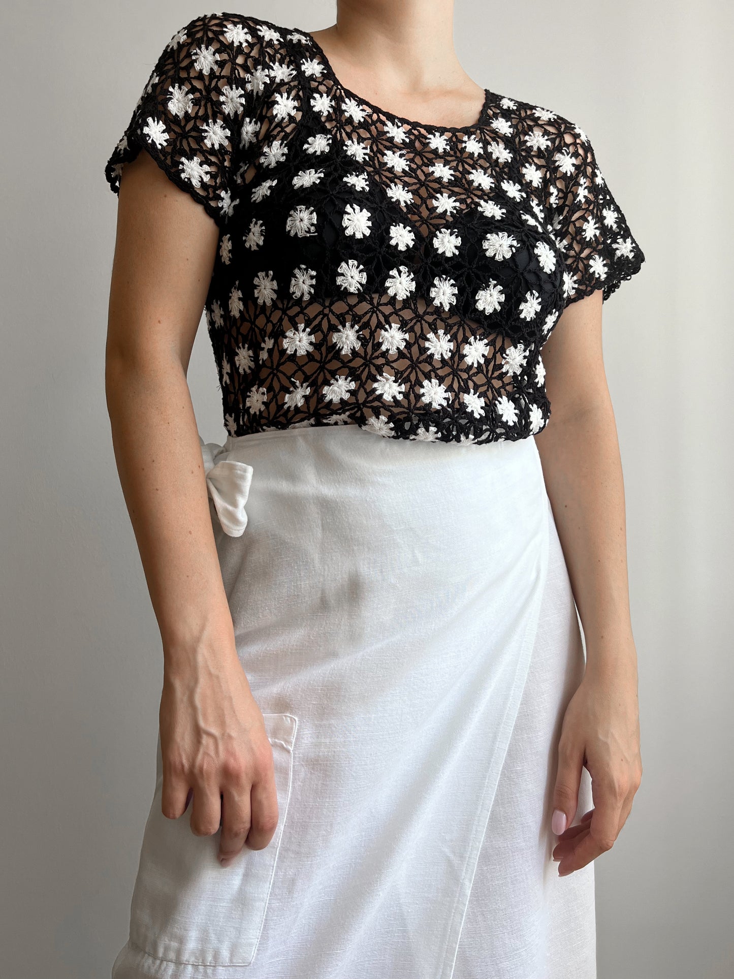 Maglia crochet con fiori