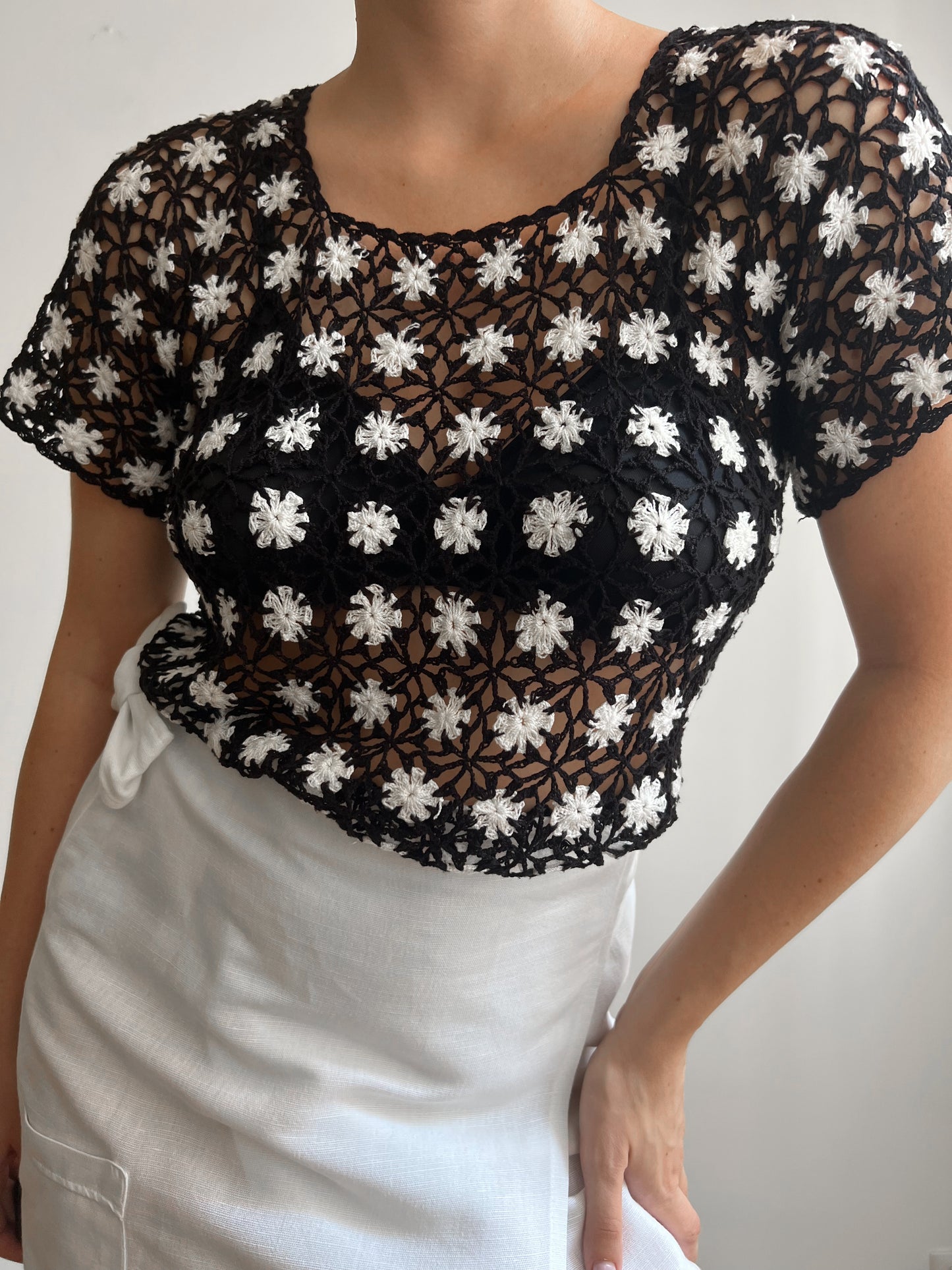 Maglia crochet con fiori